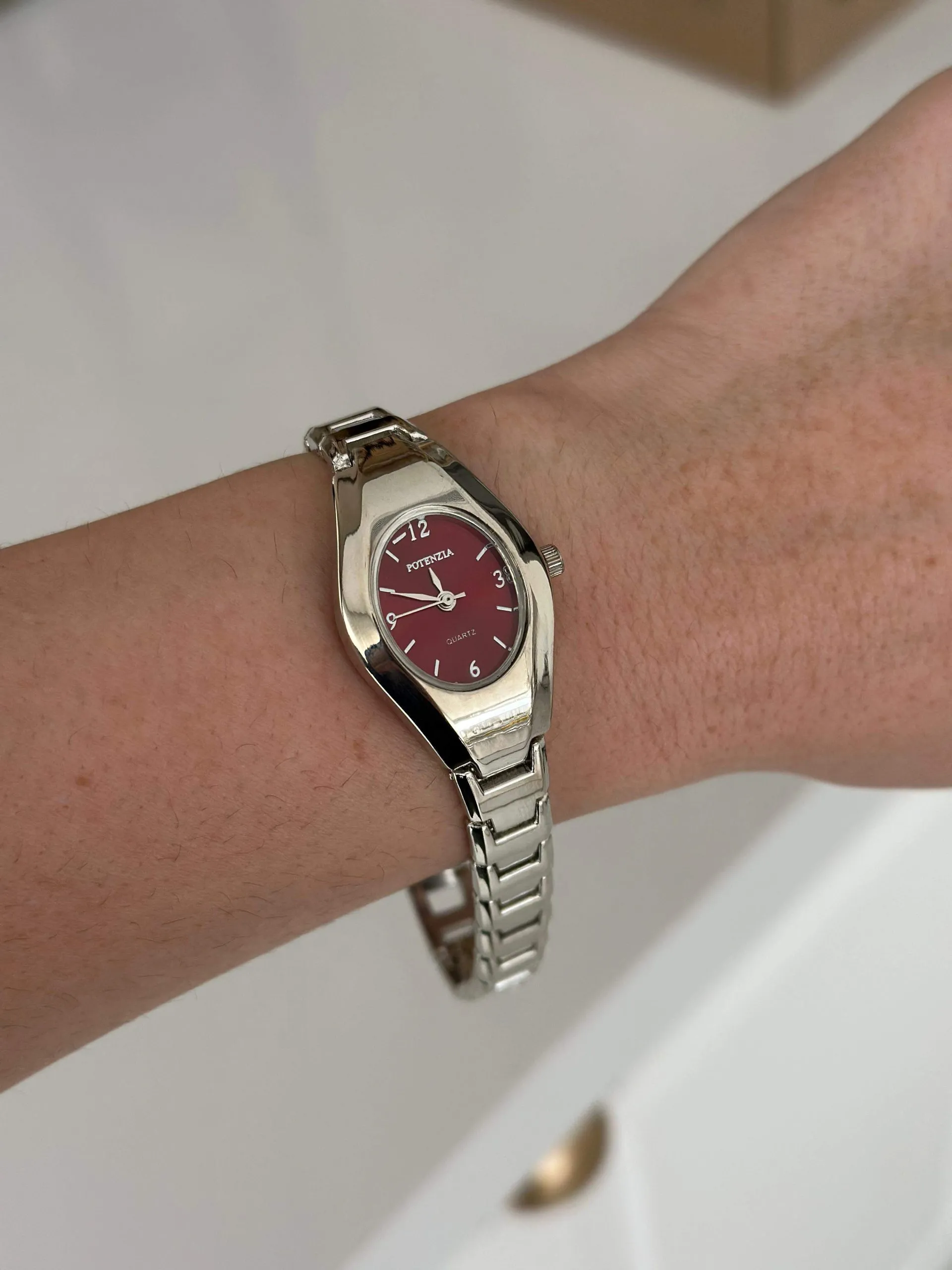 Rel´gio Prateado com Fundo Vinho Menor