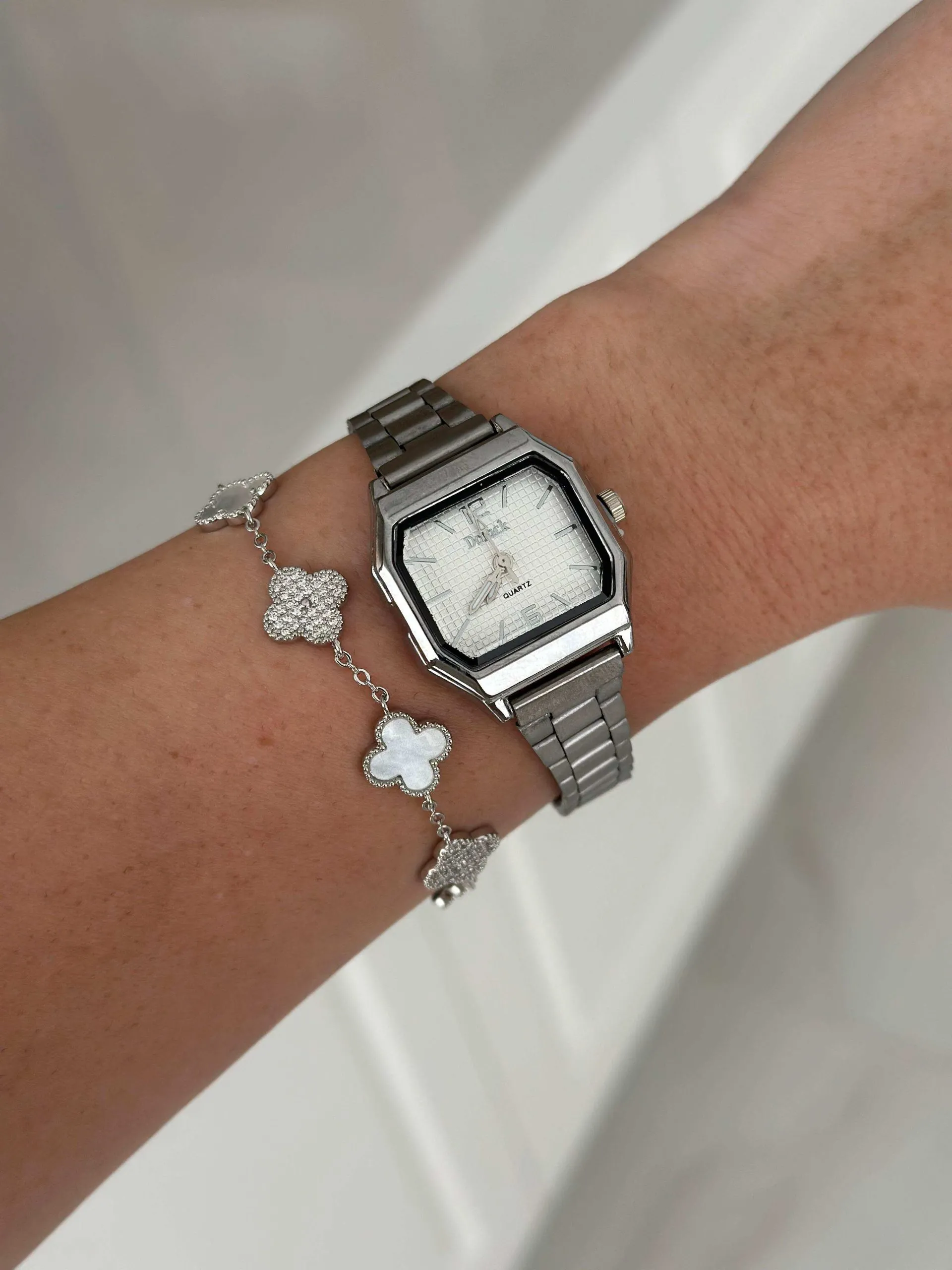 Relógio Aço Inoxidável Fundo Branco Desenhado Prata