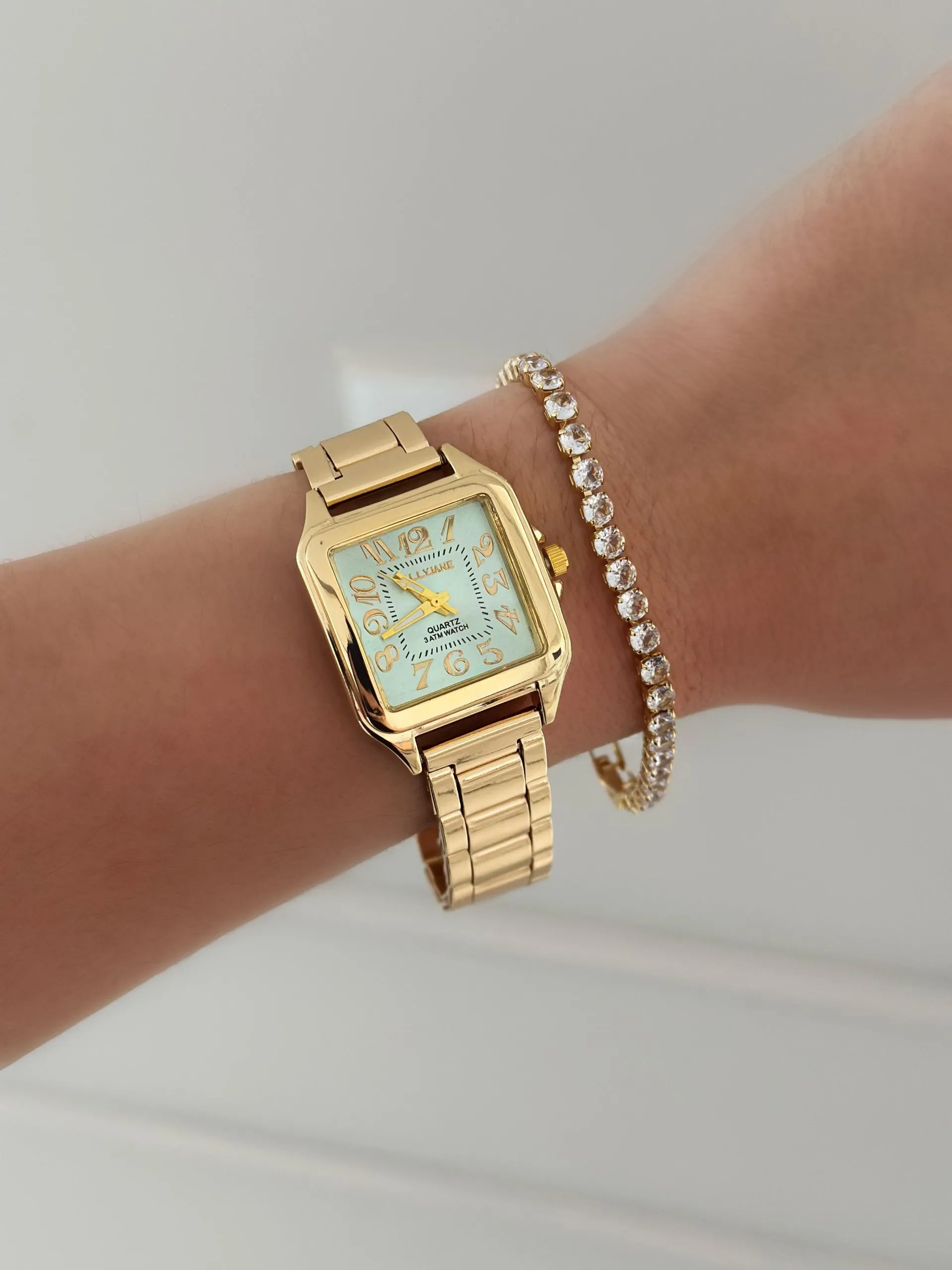 Relógio Dourado com Fundo Azul Claro Quadrado