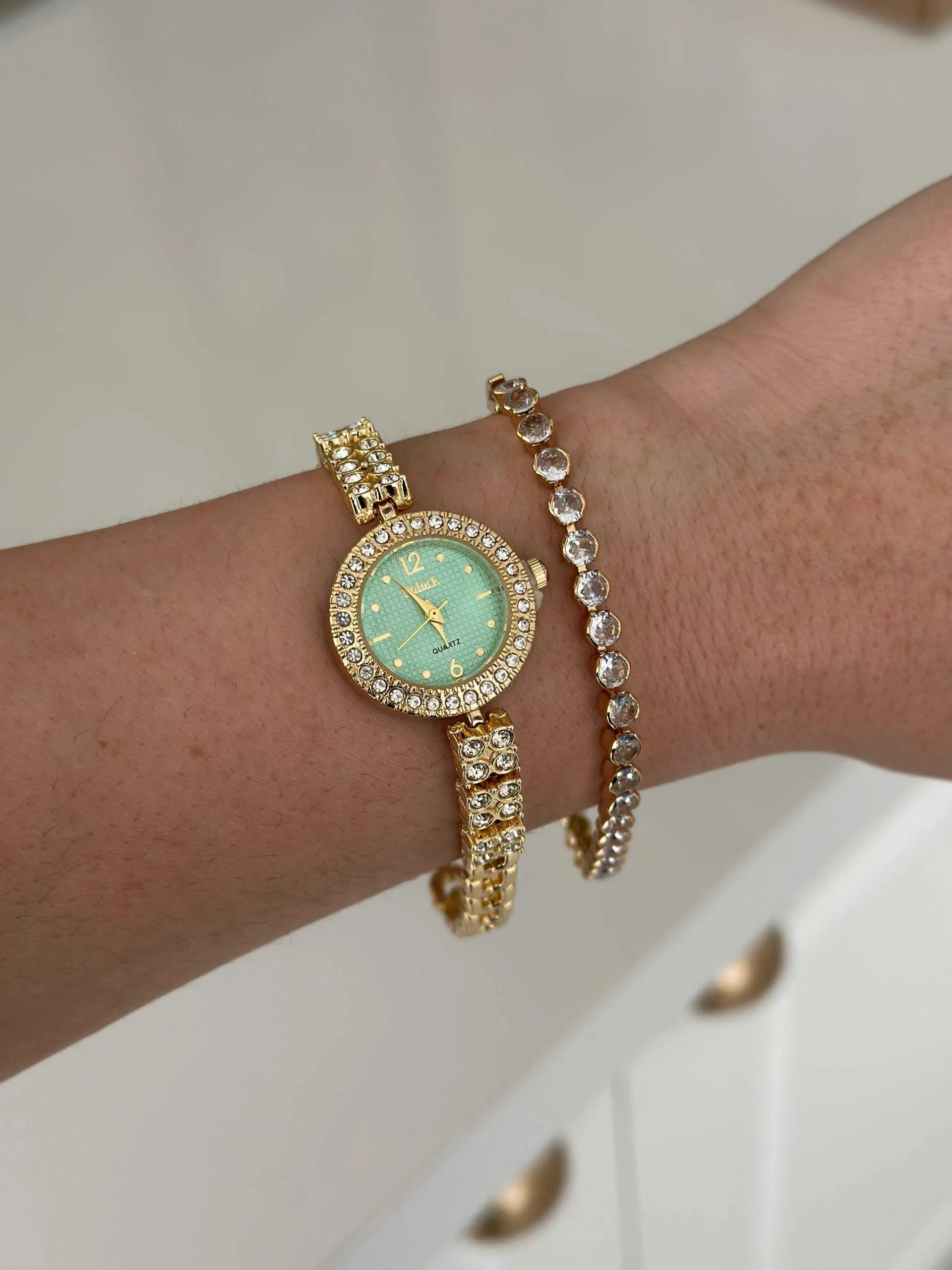 Relógio Dourado com Fundo verde e Todo Cravejado