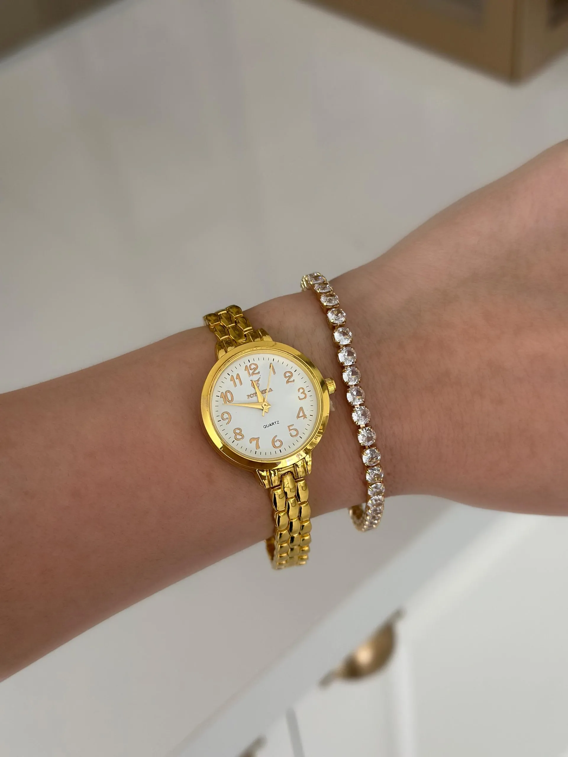 Relógio Dourado com Fundo Branco Pulseira Fina