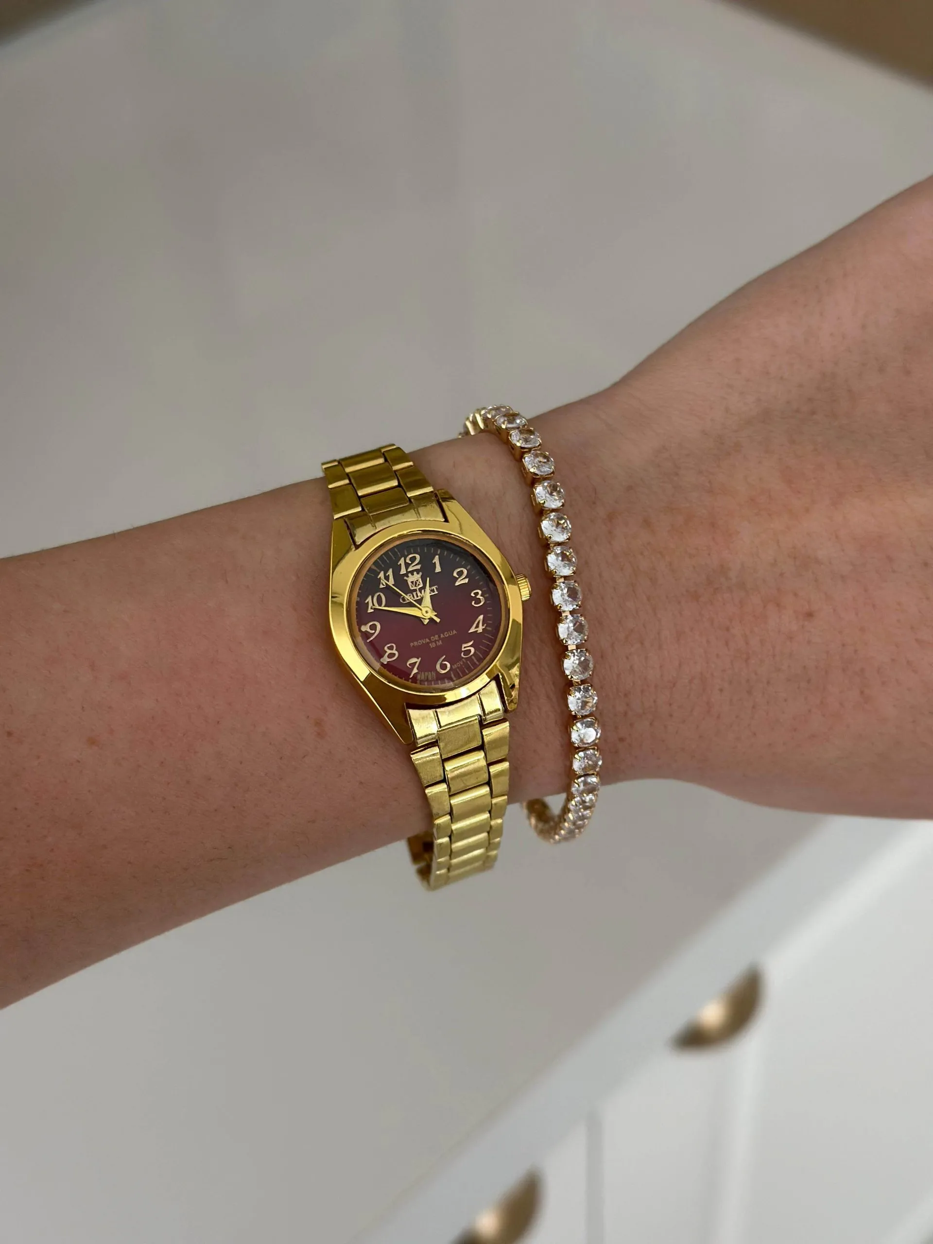 Relógio Dourado com Fundo Degradê Vermelho