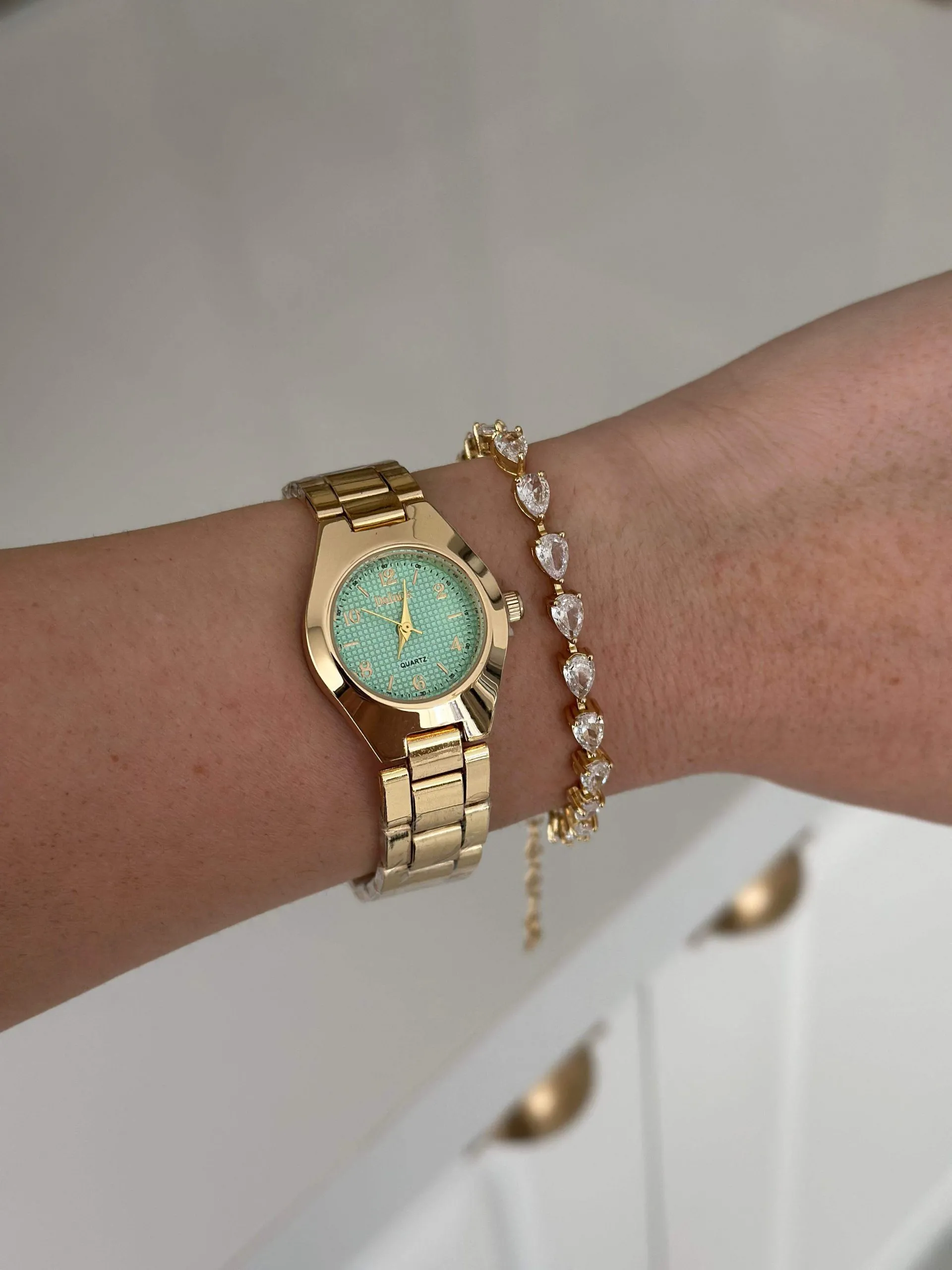 Relógio Dourado com Fundo Desenhado Azul