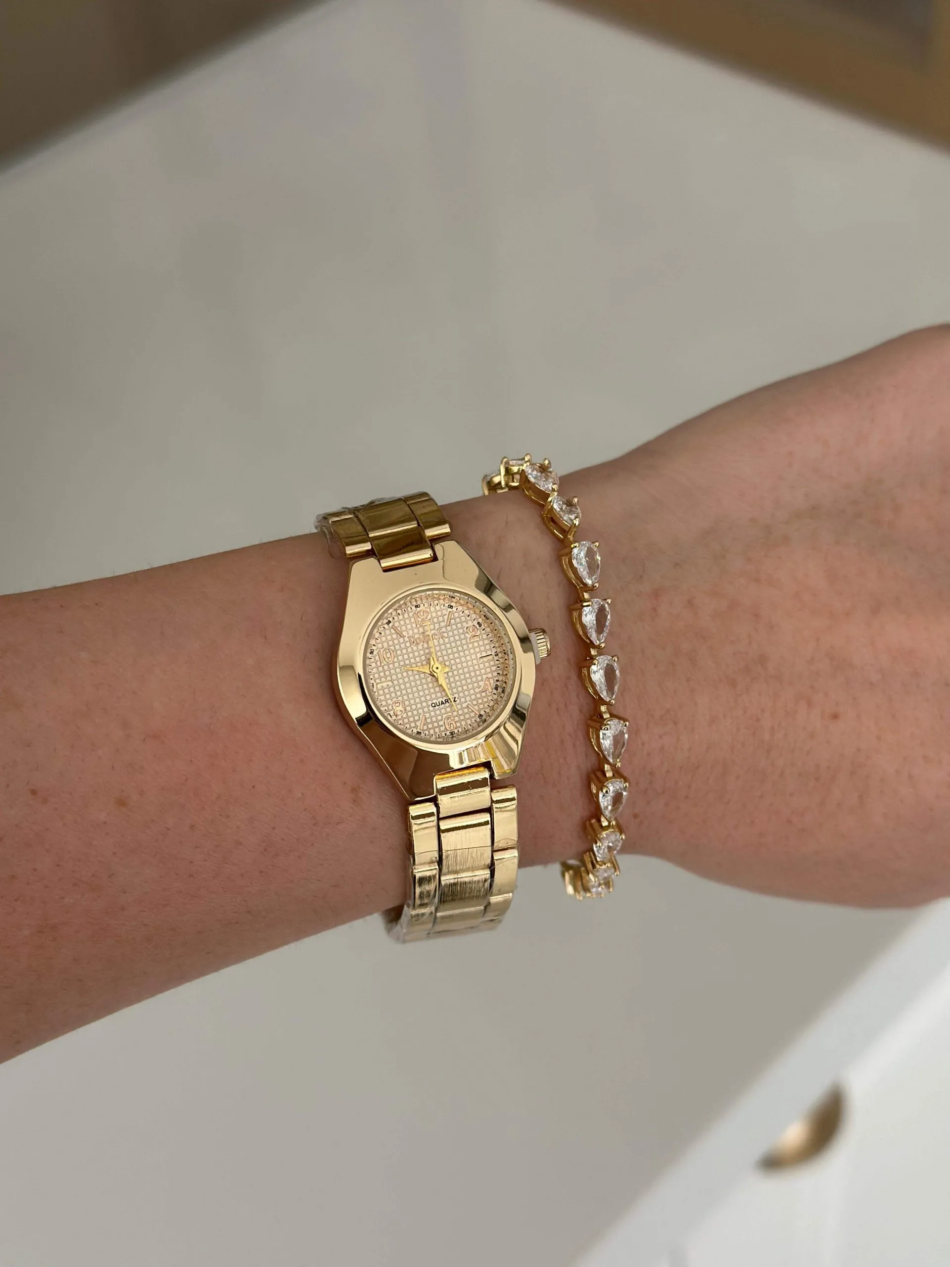 Relógio Dourado com Fundo Desenhado Gold