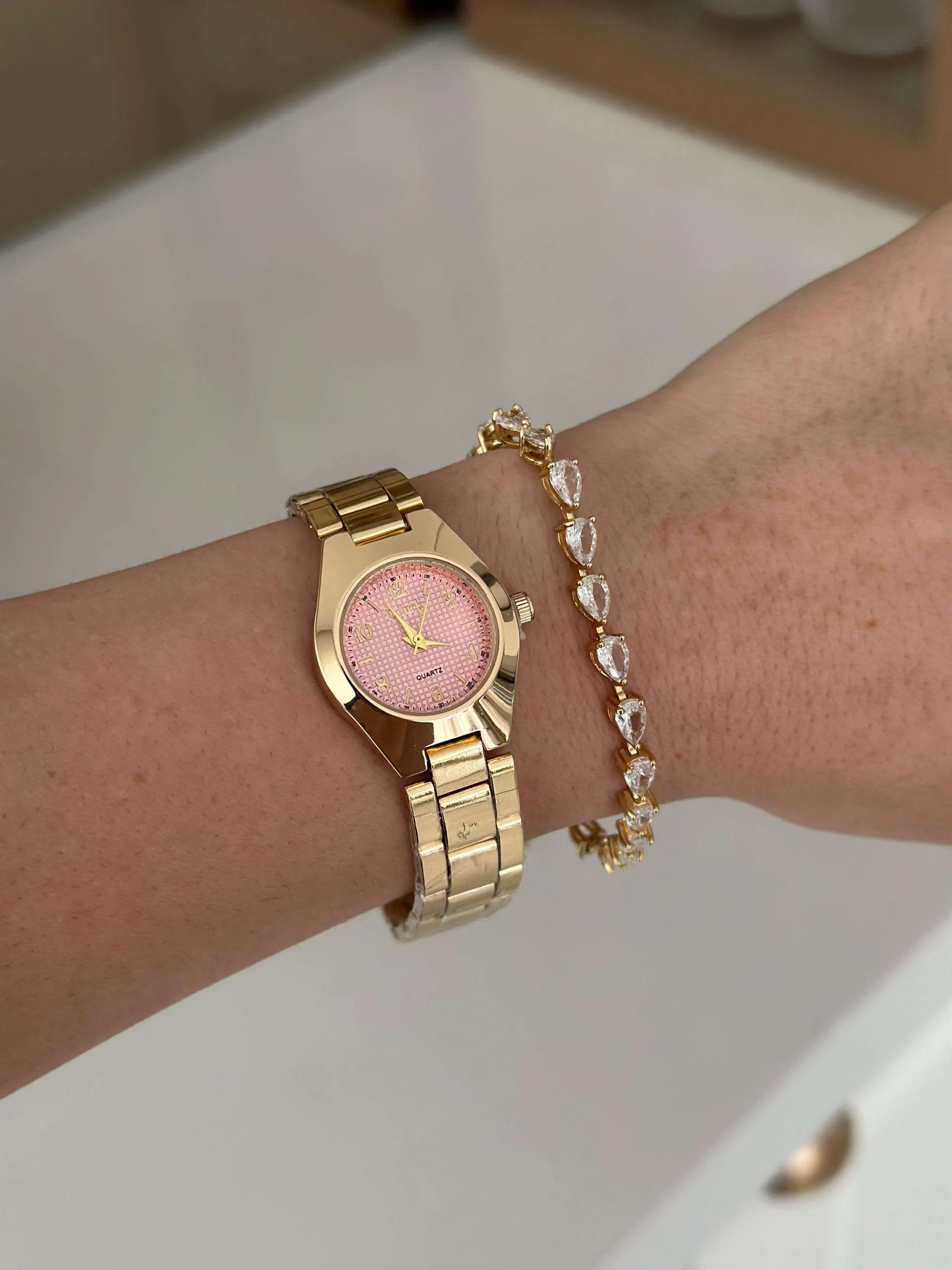 Relógio Dourado com Fundo Desenhado Rosa