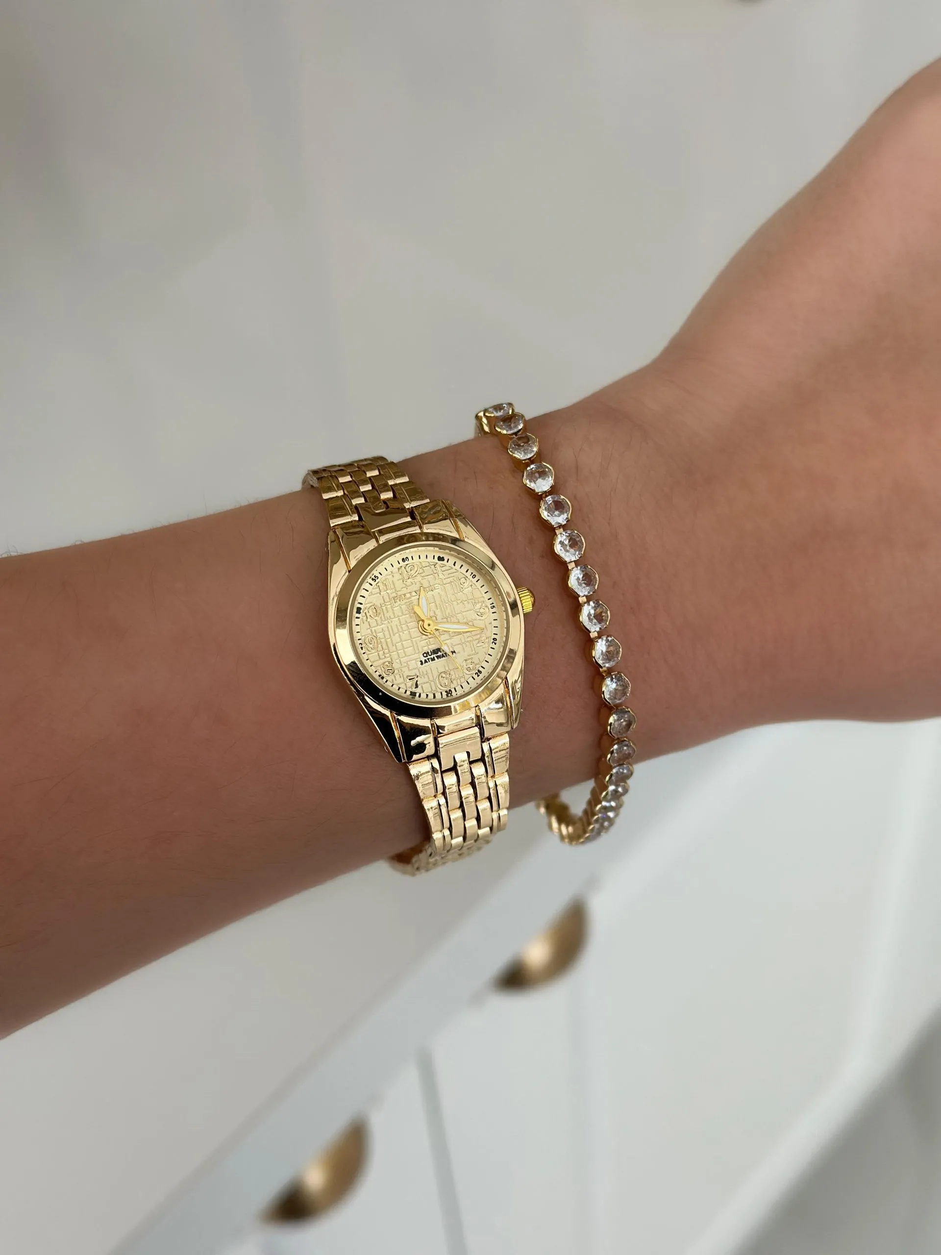 Relógio Dourado com Fundo Detalhado Gold