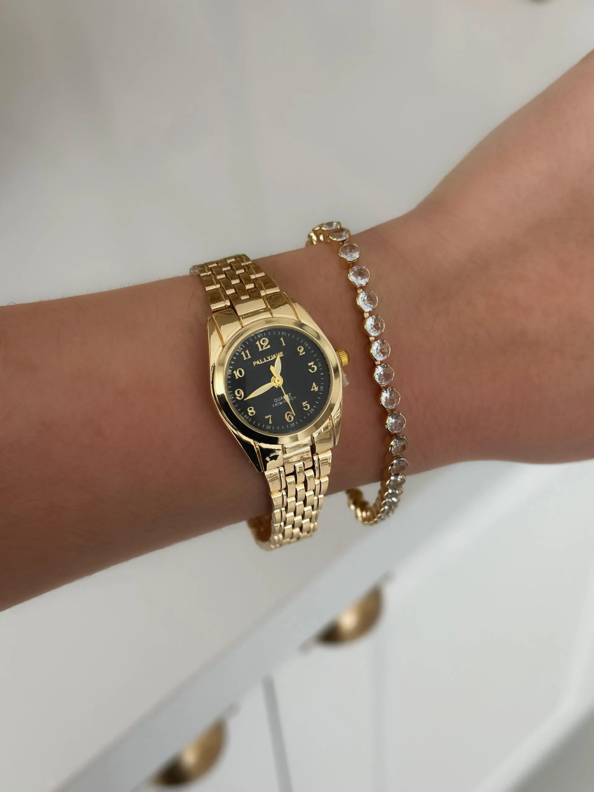 Relógio Dourado com Fundo Detalhado Preto