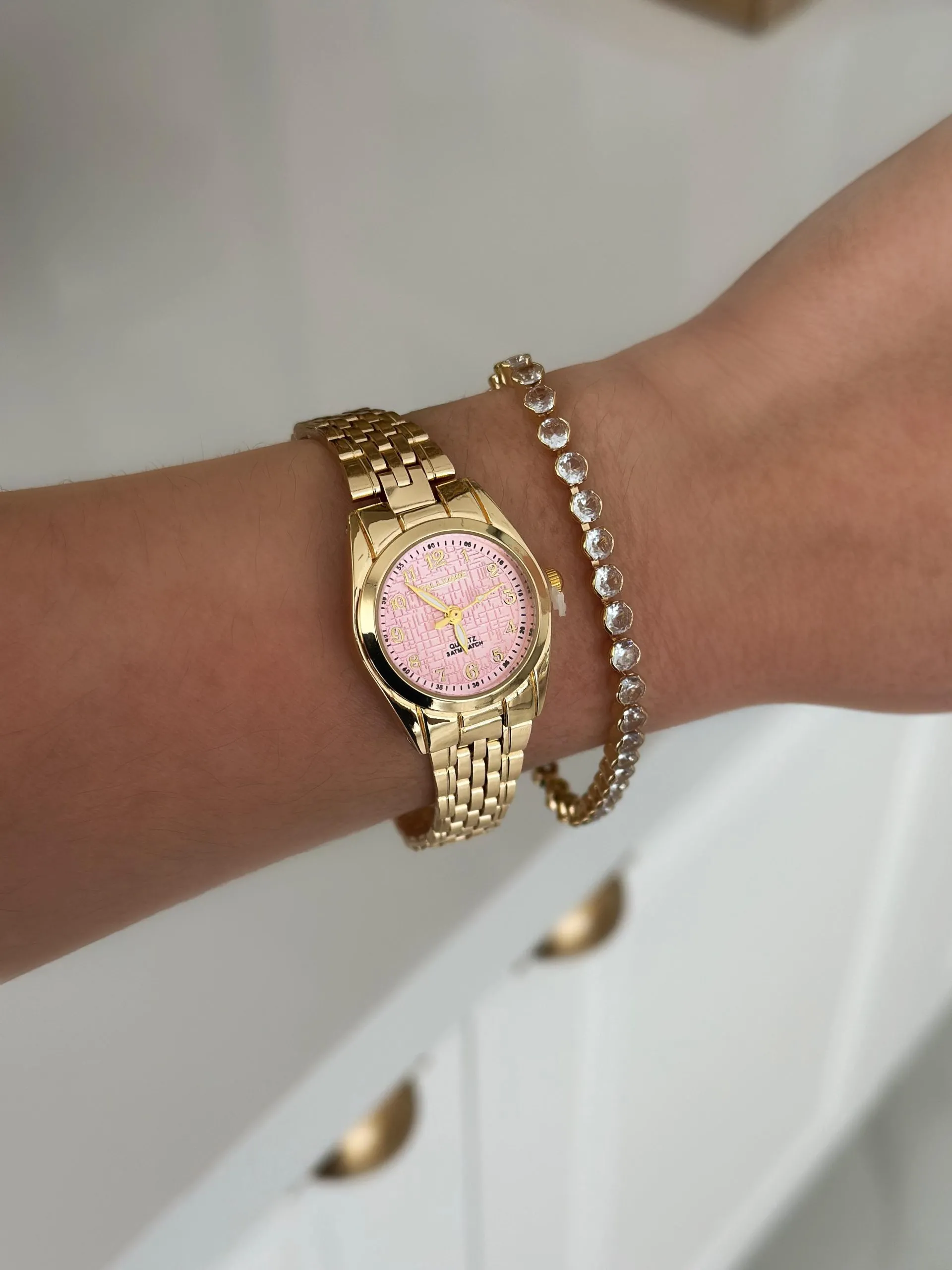 Relógio Dourado com Fundo Detalhado Rosa