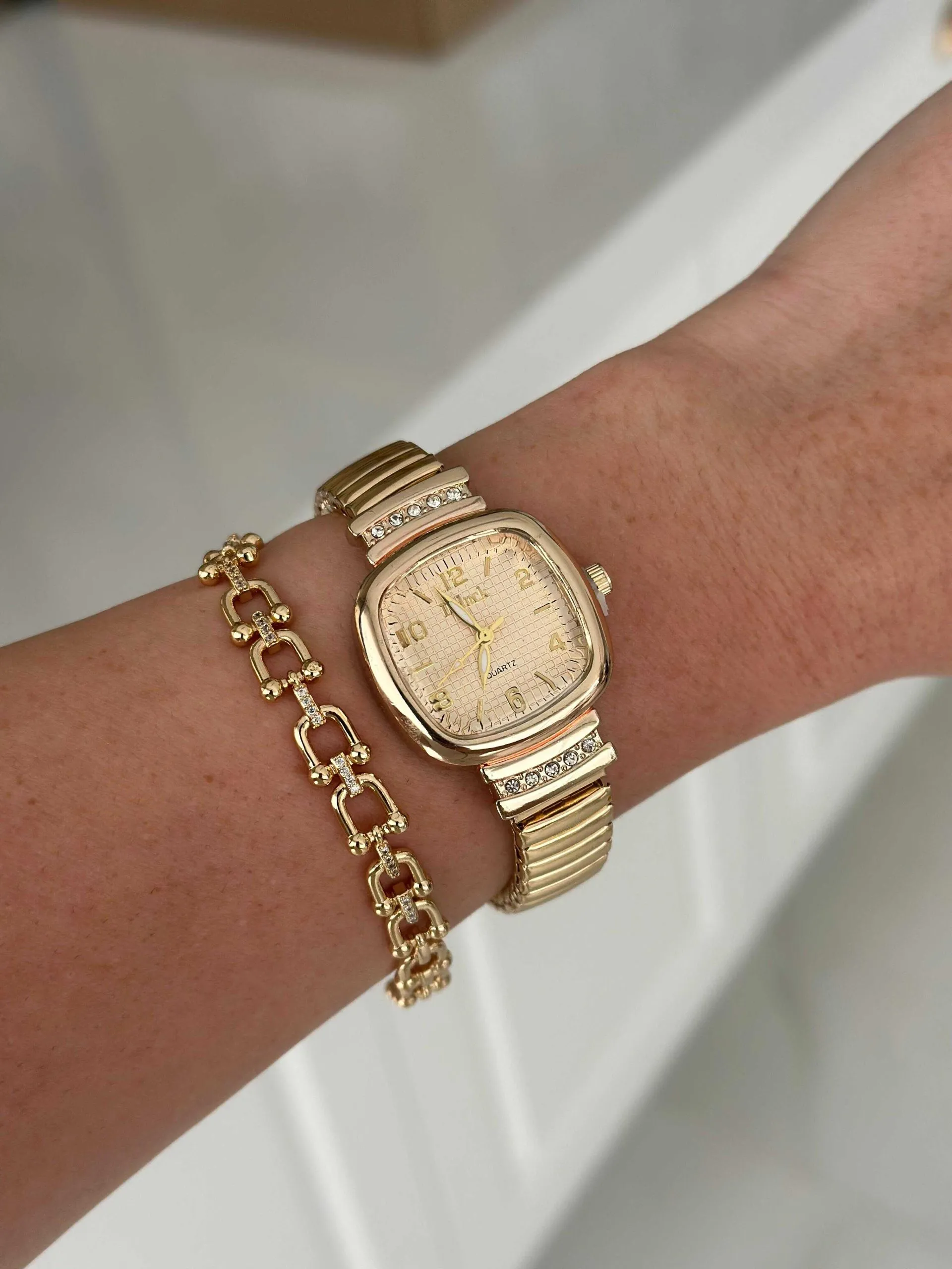 Relógio Dourado com Fundo Gold Cravejado Strass