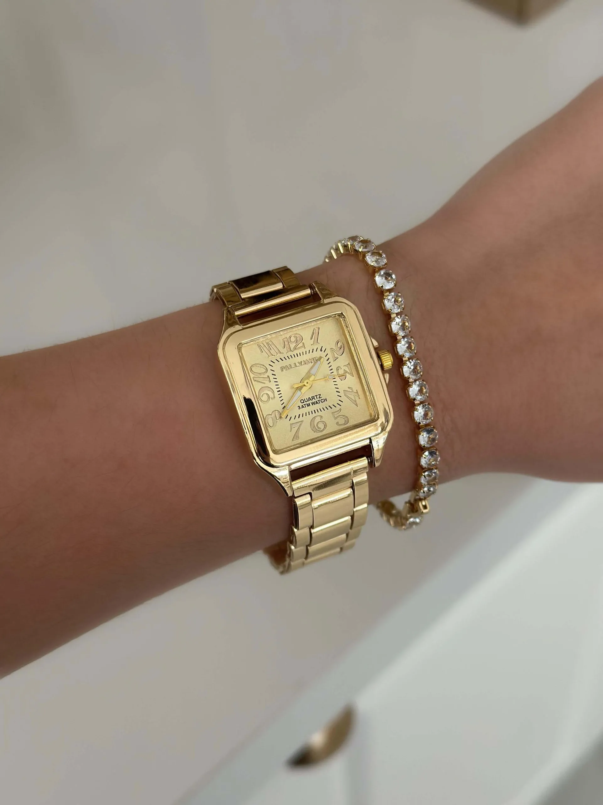 Relógio Dourado com Fundo Gold Quadrado