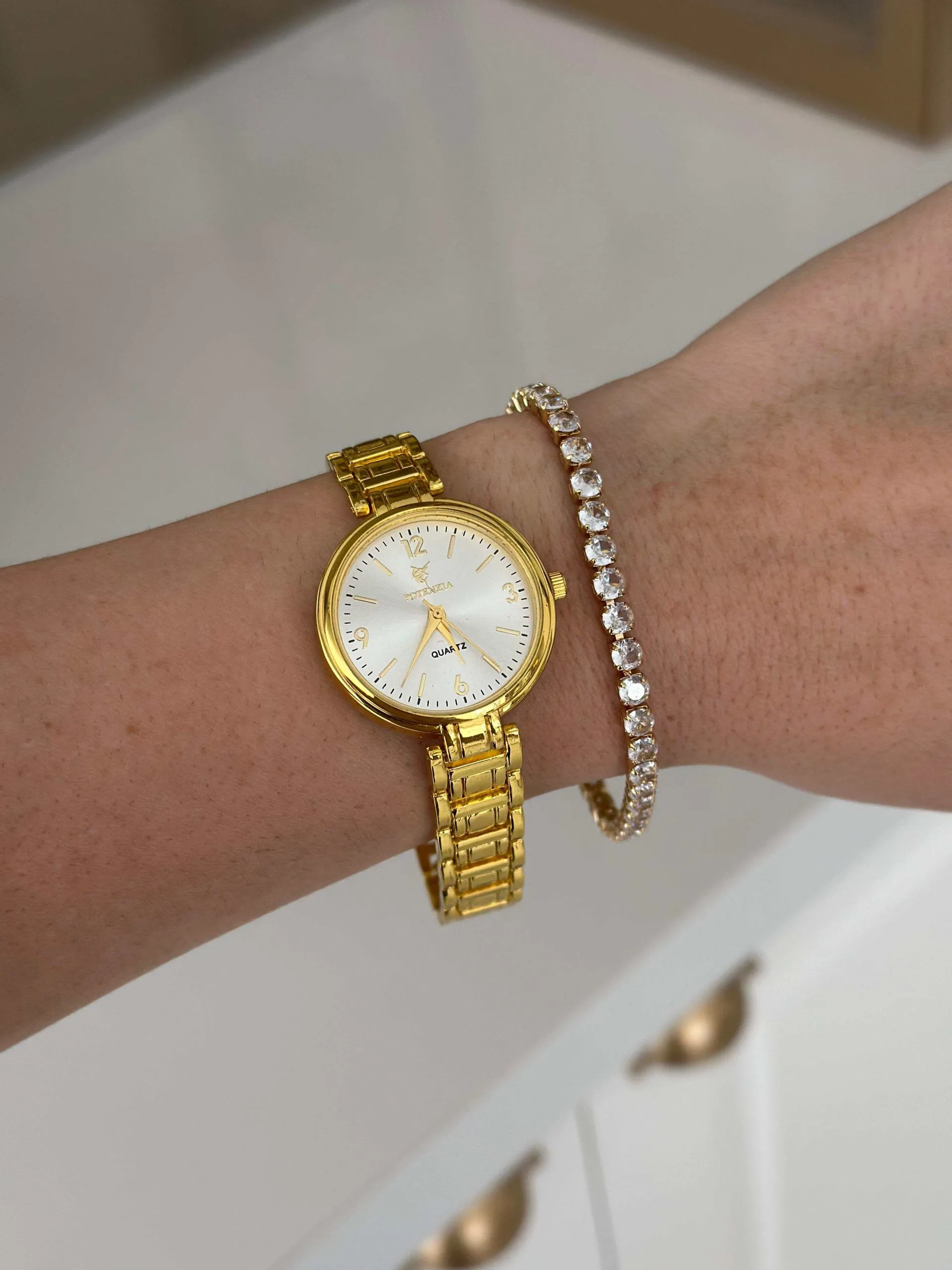 Relógio Dourado com Fundo Max Branco