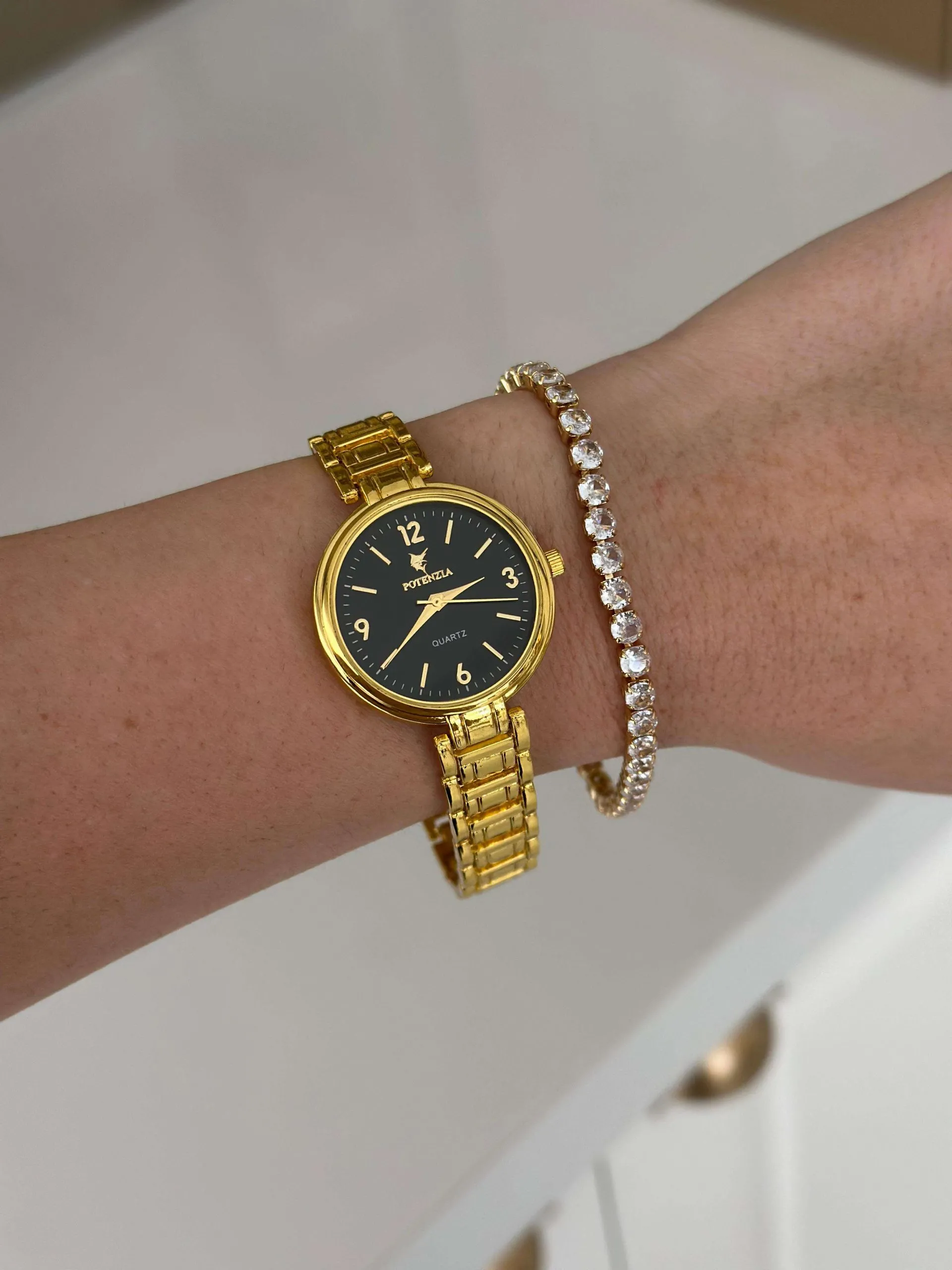 Relógio Dourado com Fundo Max Preto