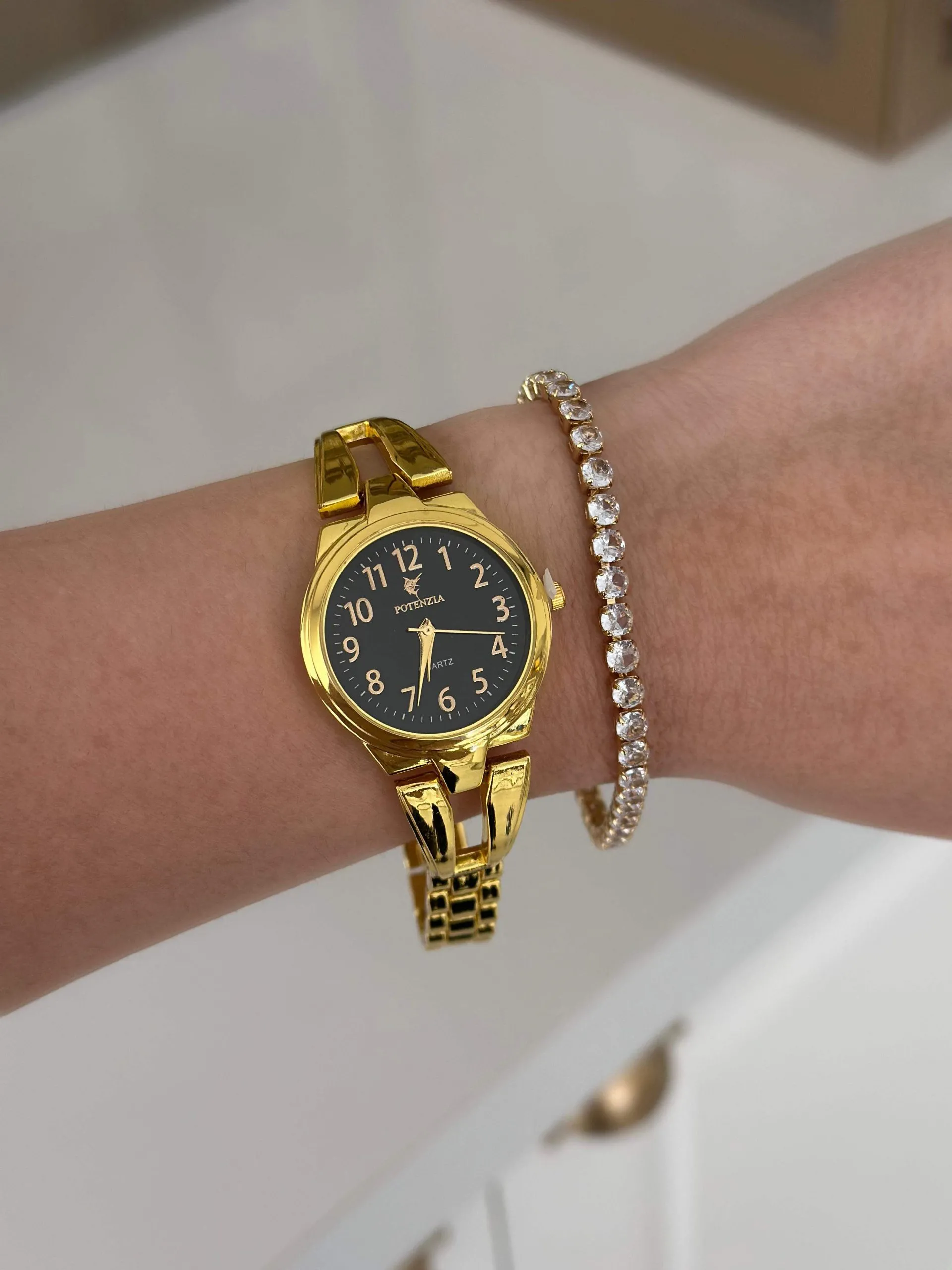 Relógio Dourado com Fundo Preto Pulseira Grossa