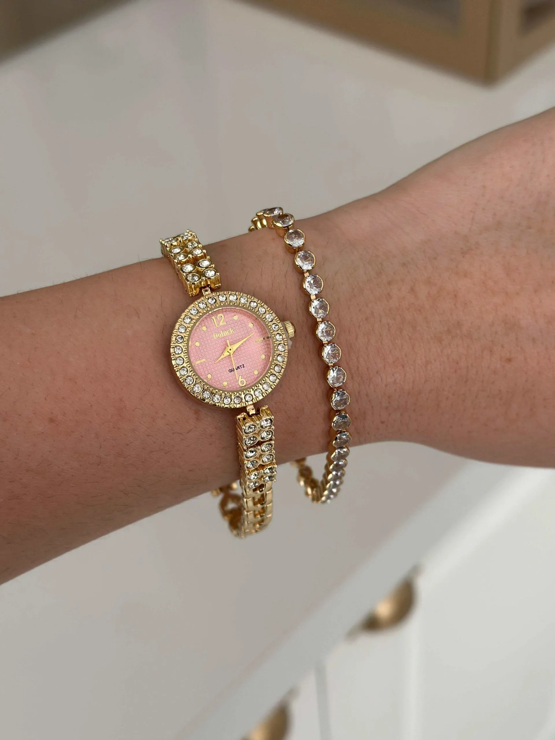 Relógio Dourado com Fundo Rosa e Todo Cravejado