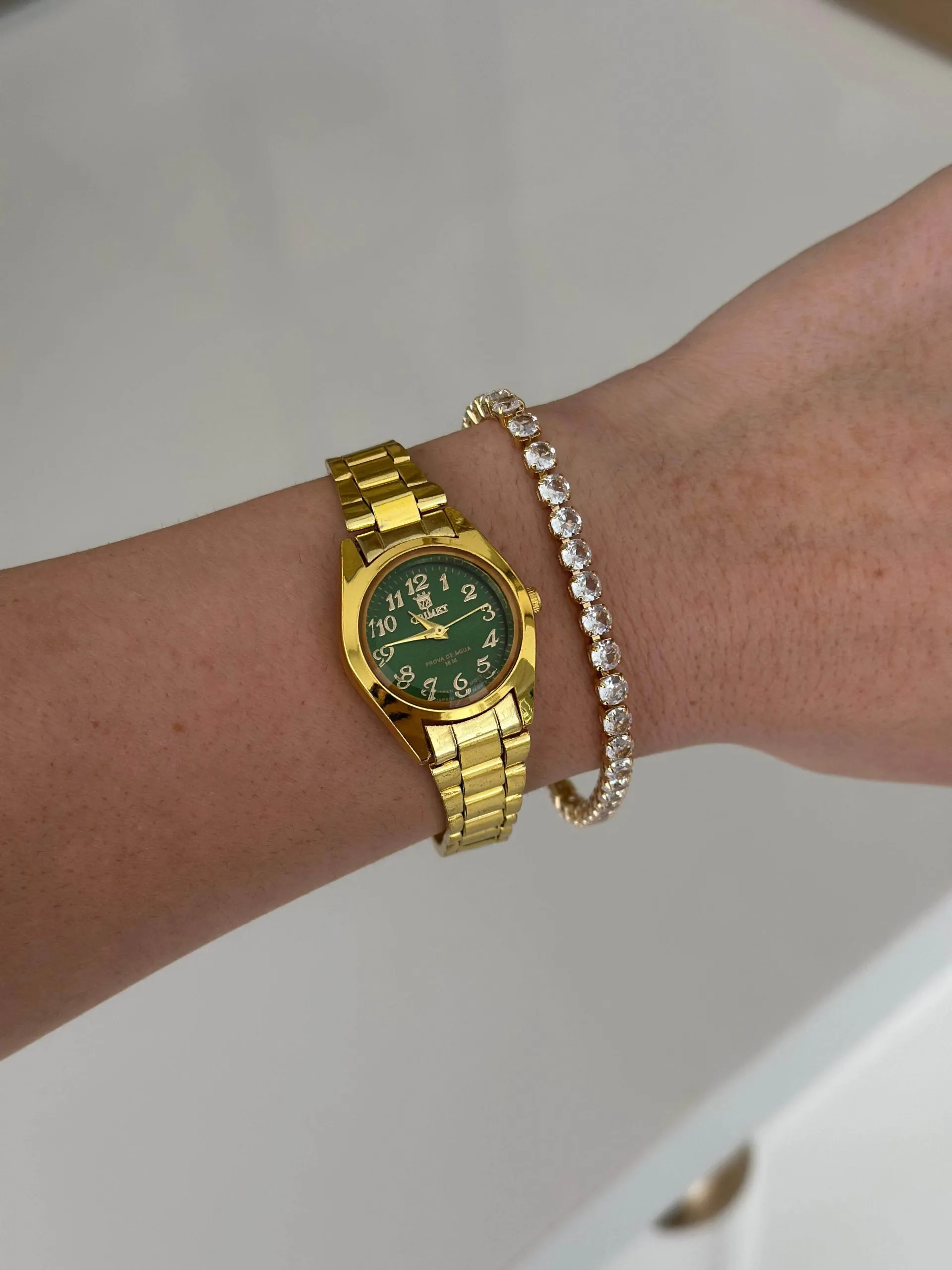 Relógio Dourado com Fundo Verde Militar