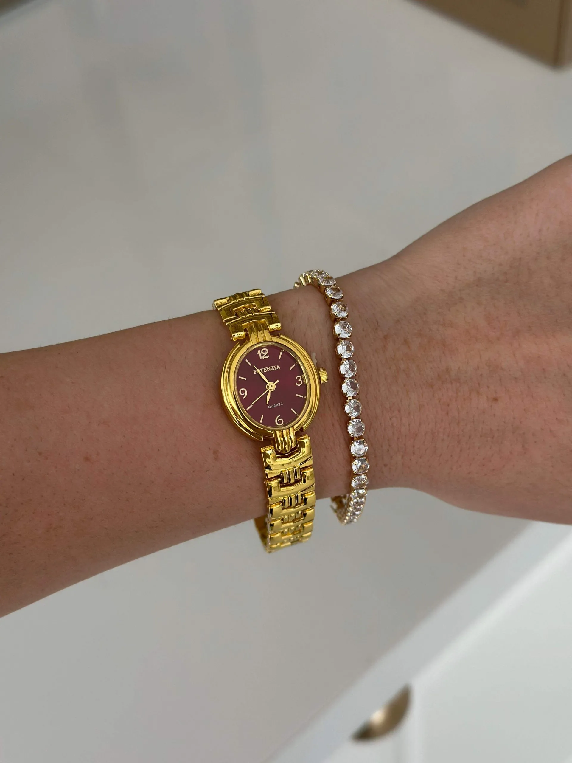 Relógio Dourado com Fundo Vermelho Oval