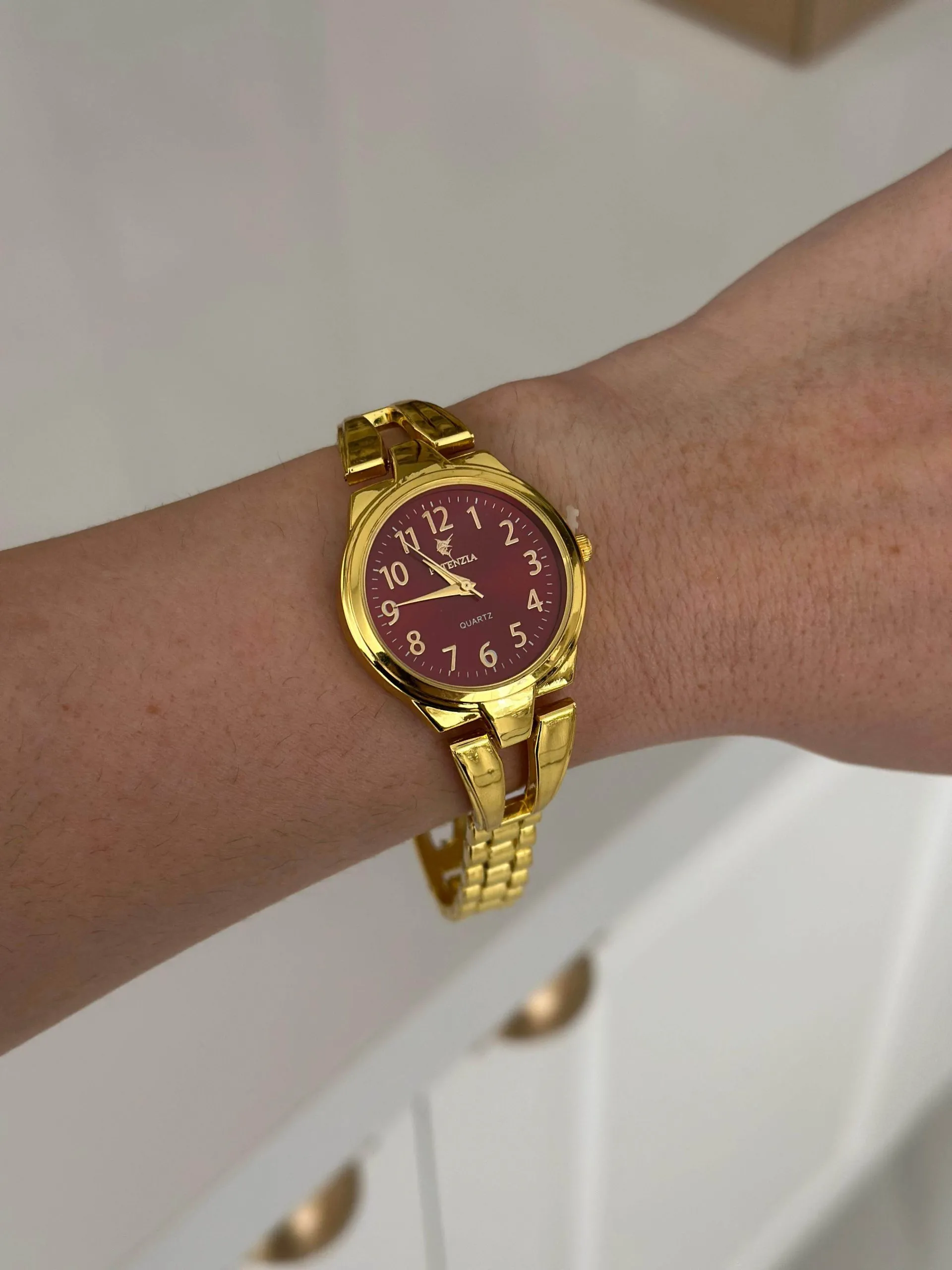 Relógio Dourado com Fundo Vinho e Pulseira Detalhada