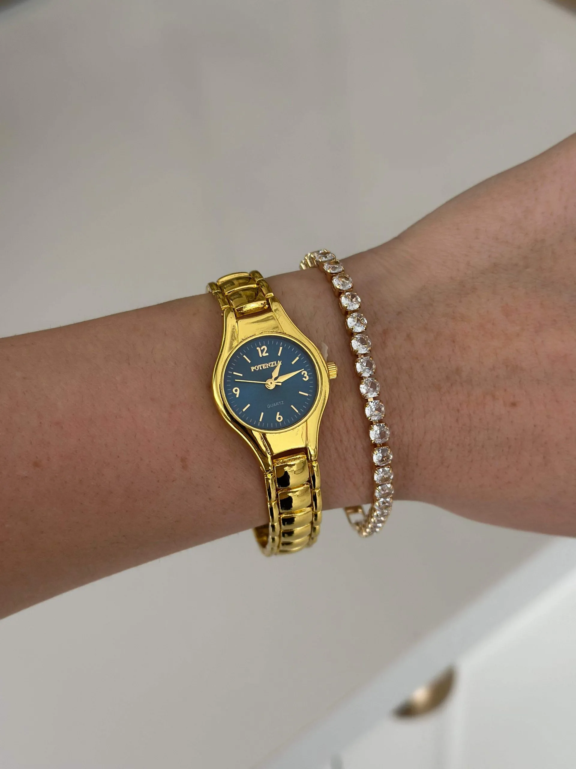 Relógio Dourado com Pulseira Detalhada com Fundo Azul
