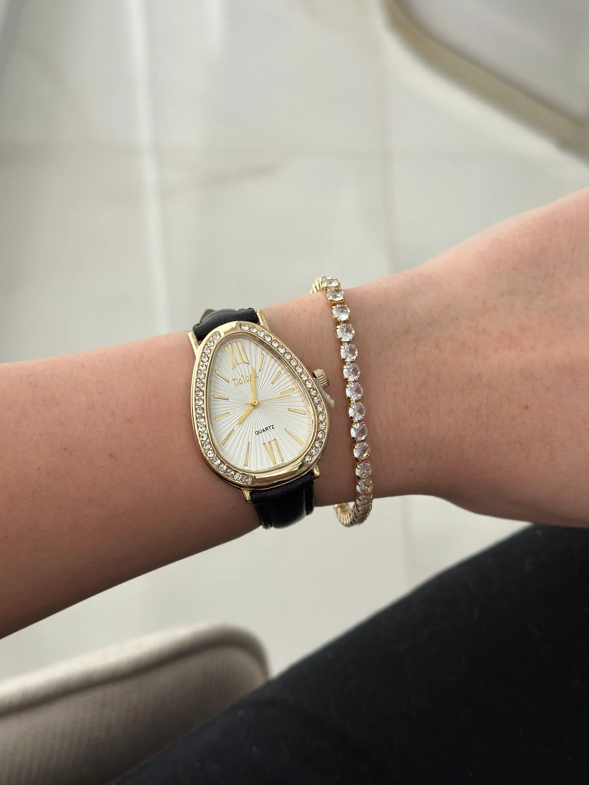 Relógio Dourado Courino Oval com Fundo Branco