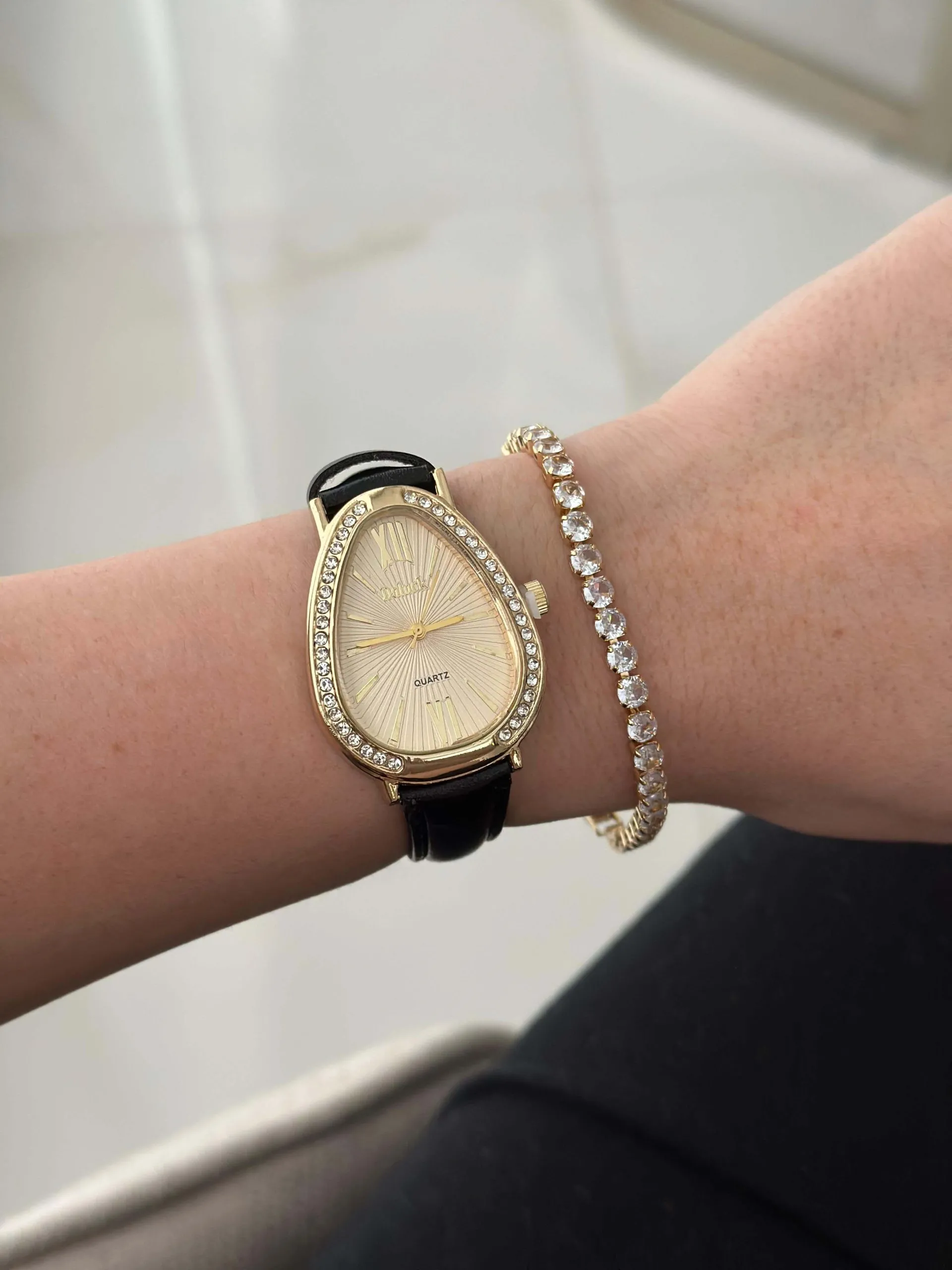 Relógio Dourado Courino Oval com Fundo Gold