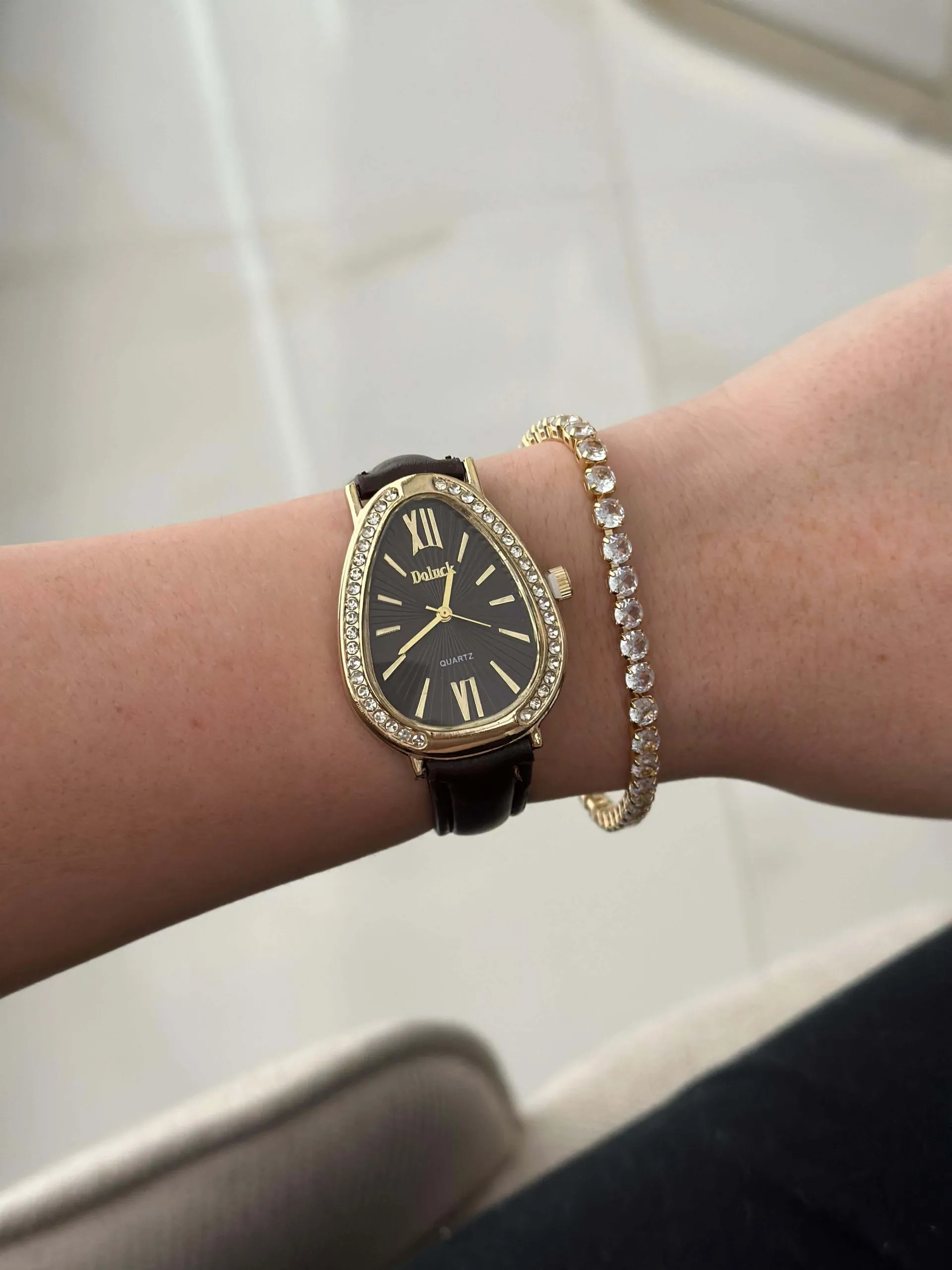 Relógio Dourado Courino Oval com Fundo Marrom