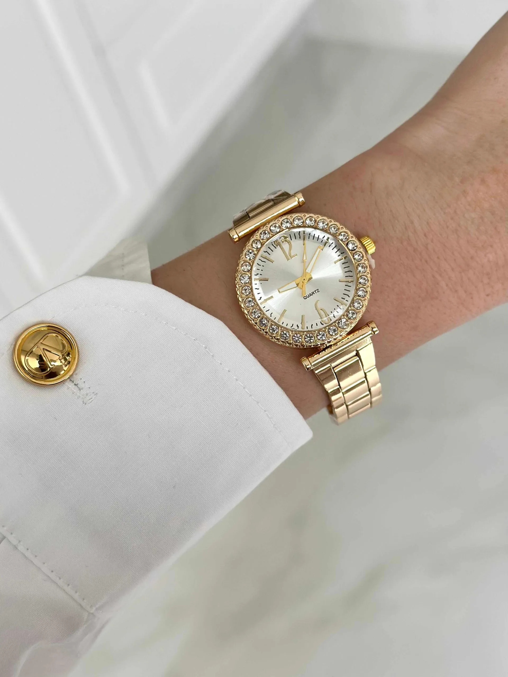 Relógio Dourado Cravejado Fundo Branco