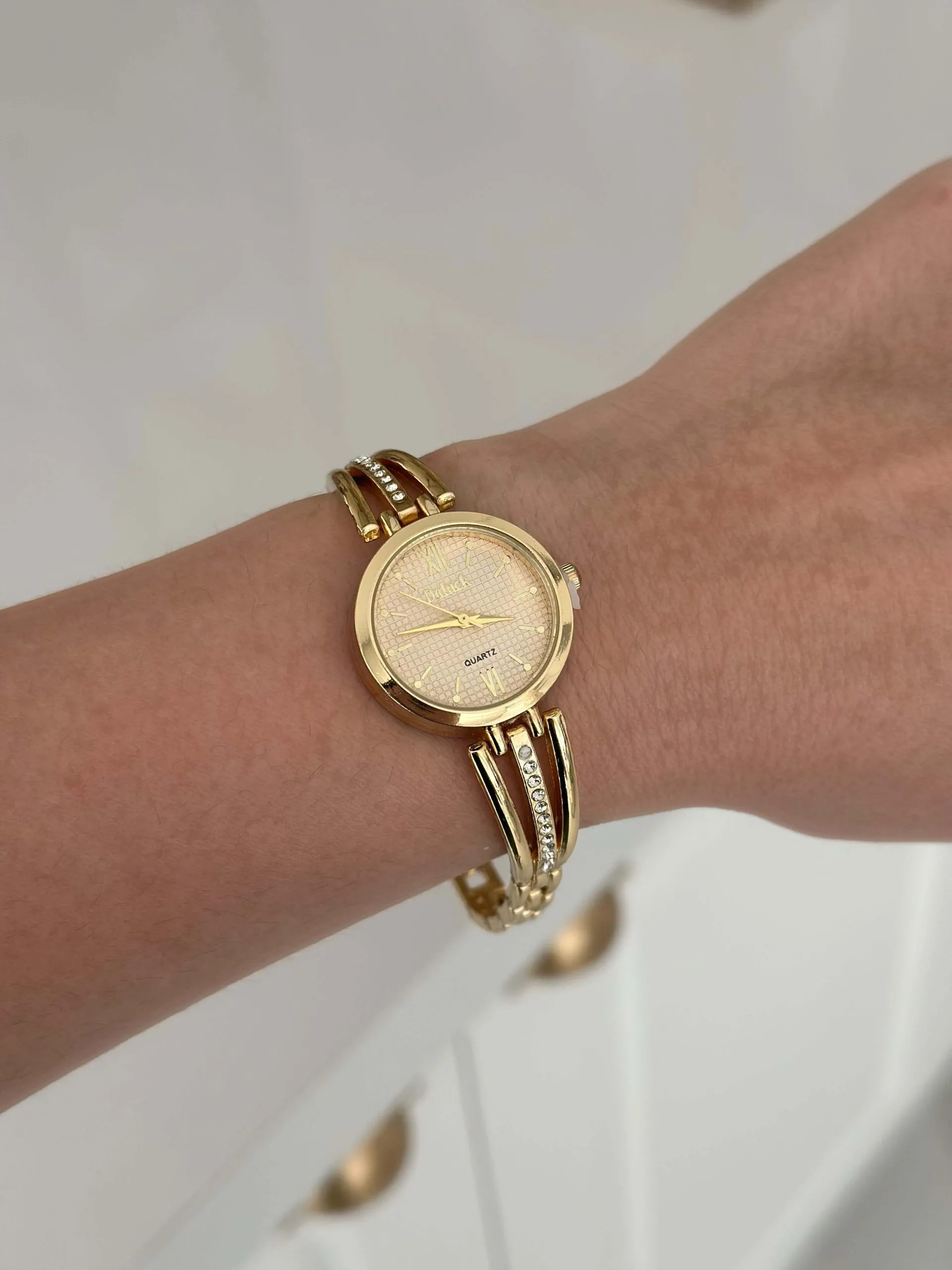 Relógio Dourado Fileira Cravejada com Fundo Gold