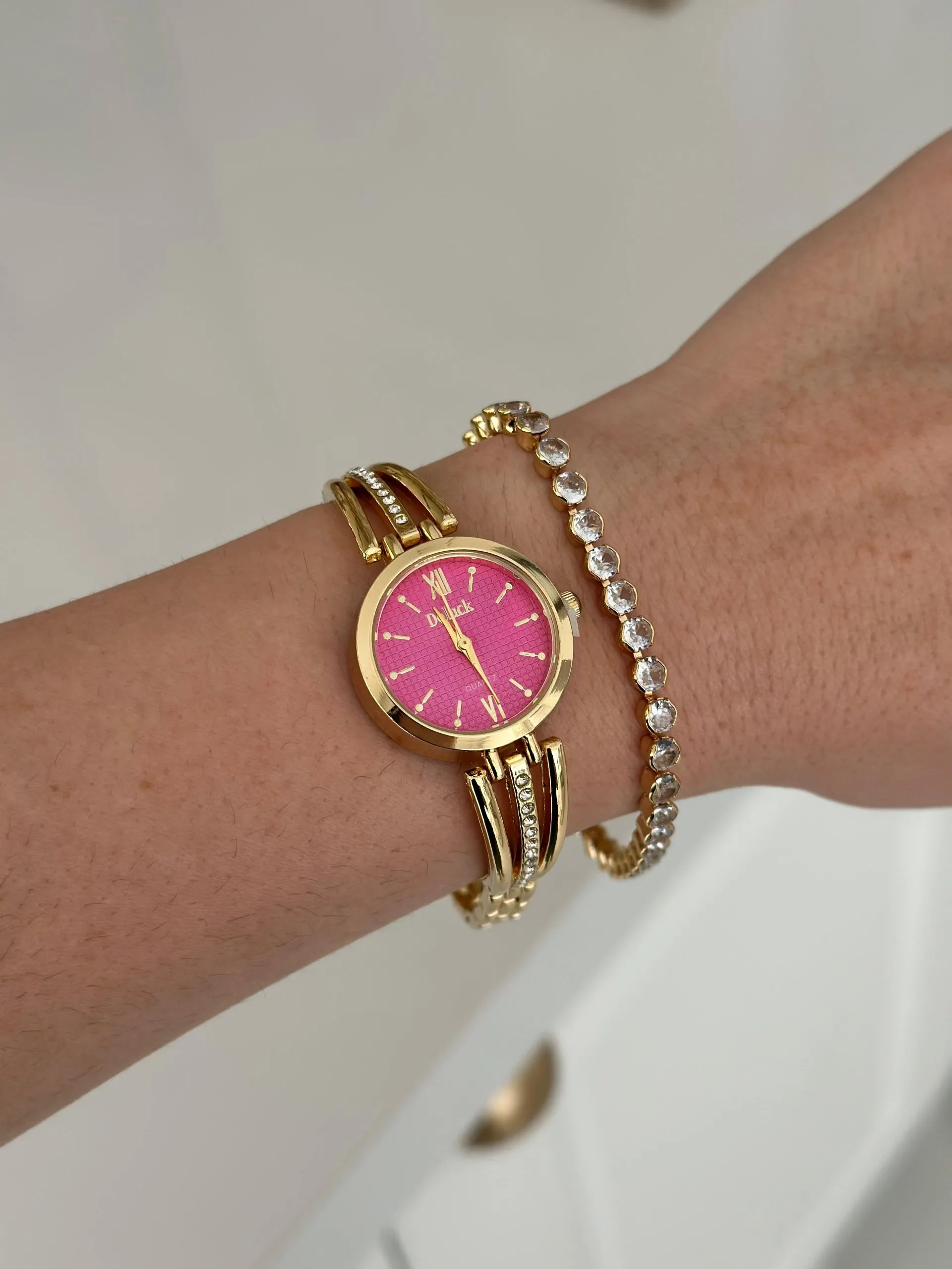 Relógio Dourado Fileira Cravejada com Fundo Pink