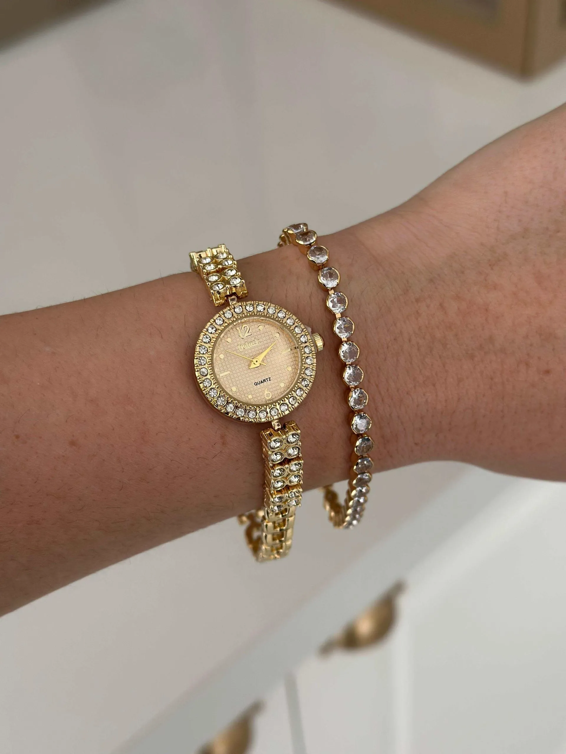 Relógio Dourado Fundo Gold e Todo Cravejado