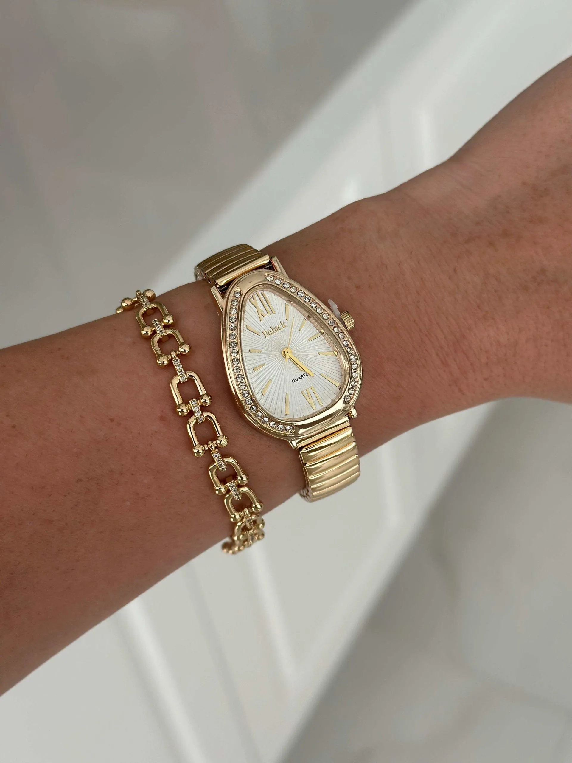 Relógio Dourado Gota Cravejado Fundo Branco