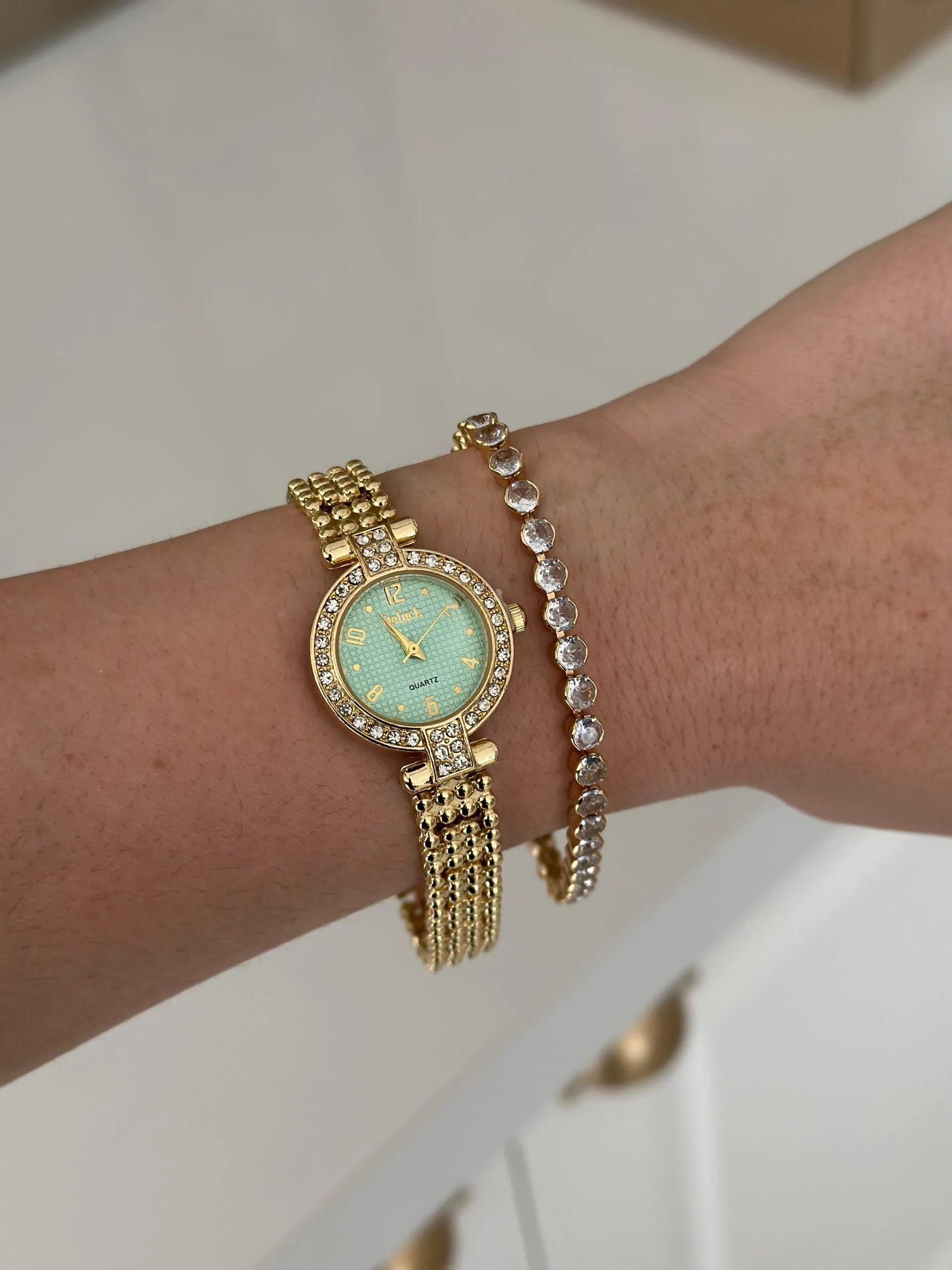 Relógio Dourado Cravejado com Fundo Azul