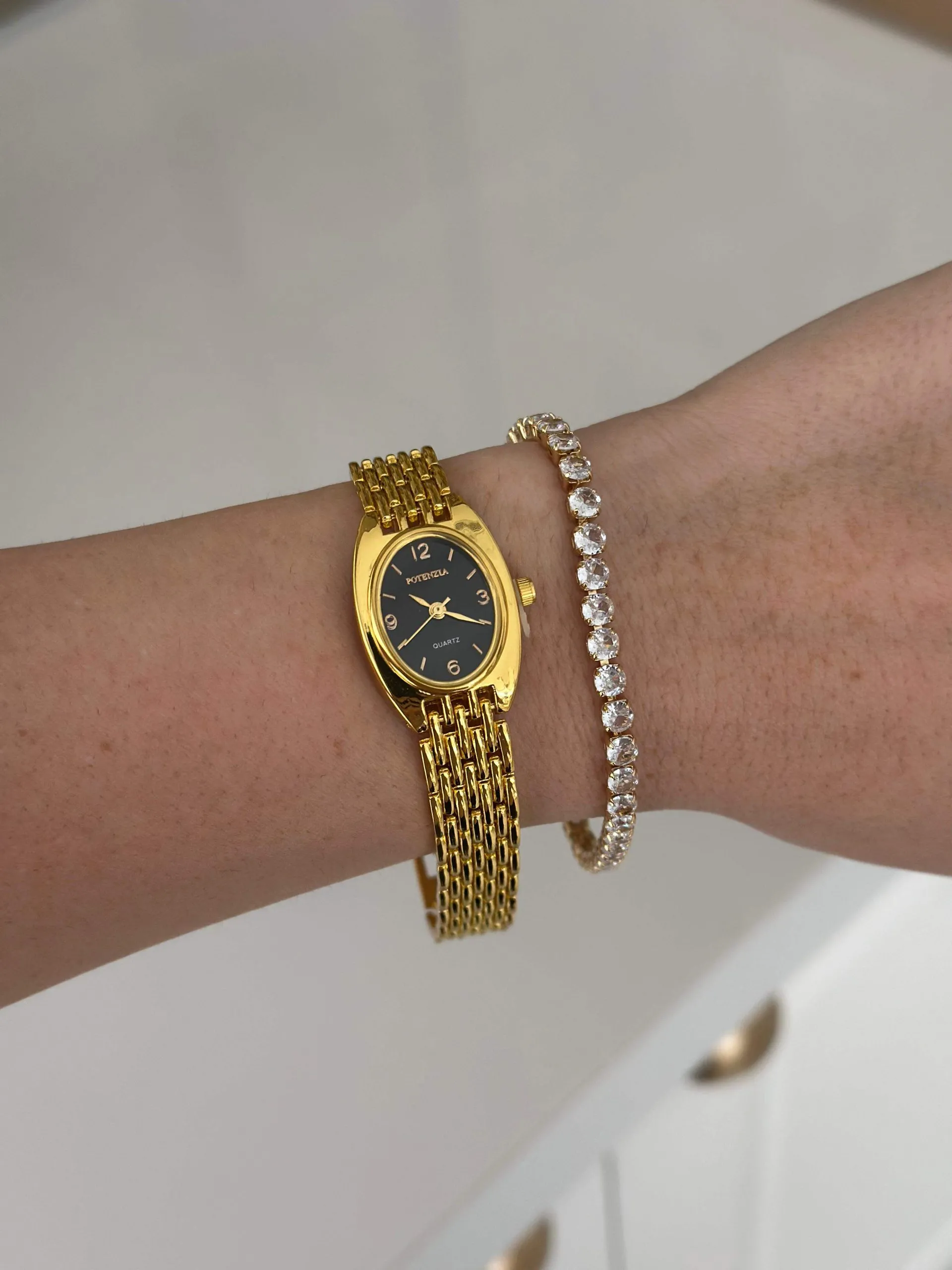 Relógio Dourado Oval Fundo Preto