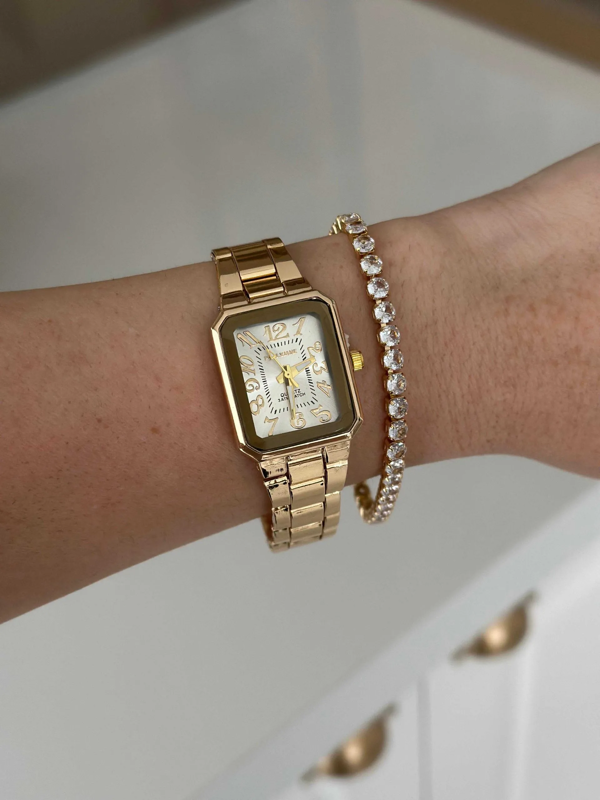 Relógio Dourado Quadrado com Fundo Branco