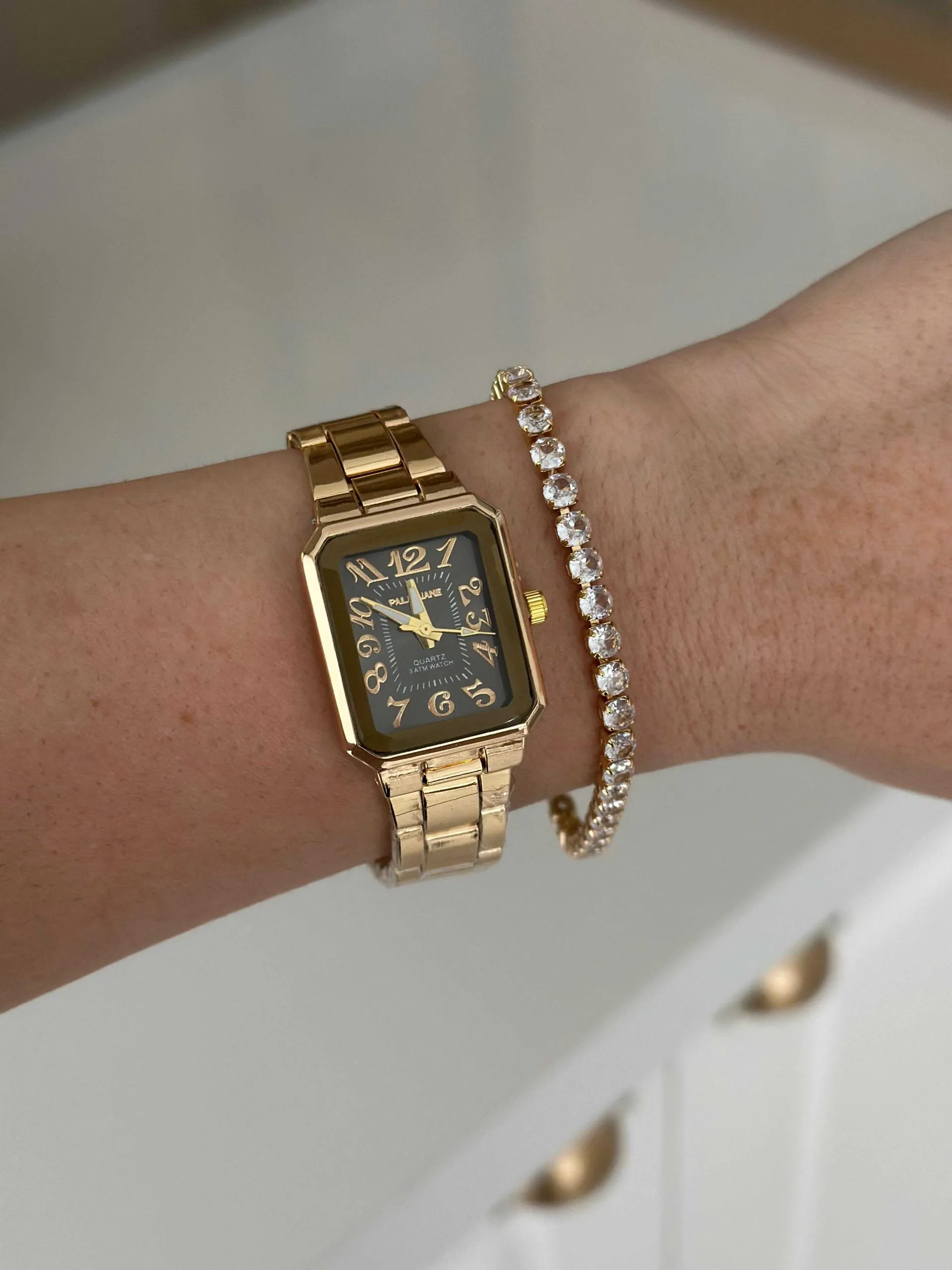 Relógio Dourado Quadrado com Fundo Preto