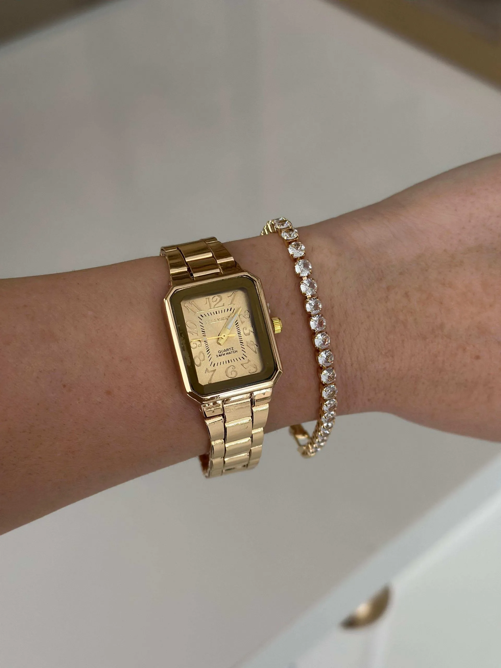 Relógio Dourado Quarado com Fundo Gold