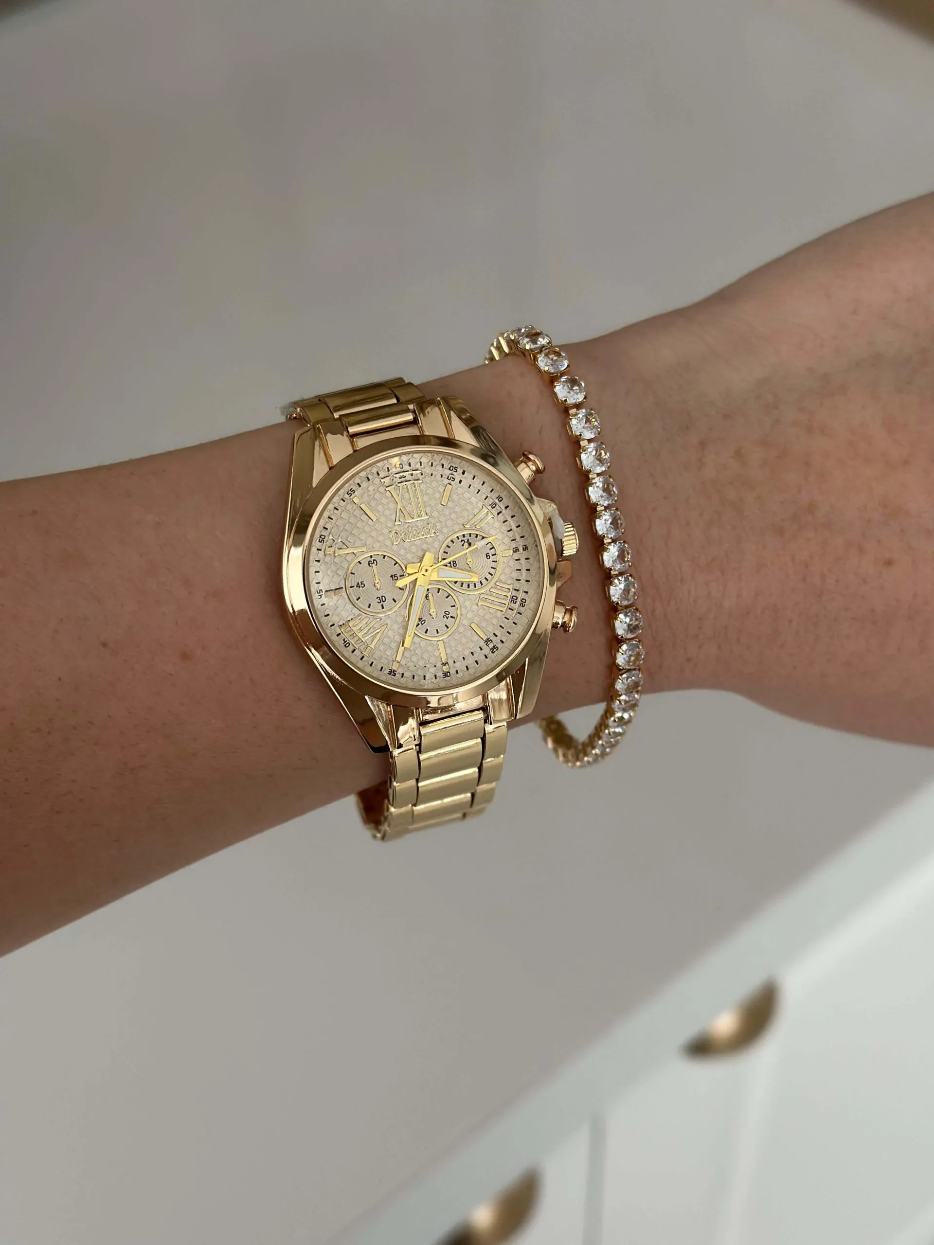 Relógio Dourado Redondo com Fundo Gold