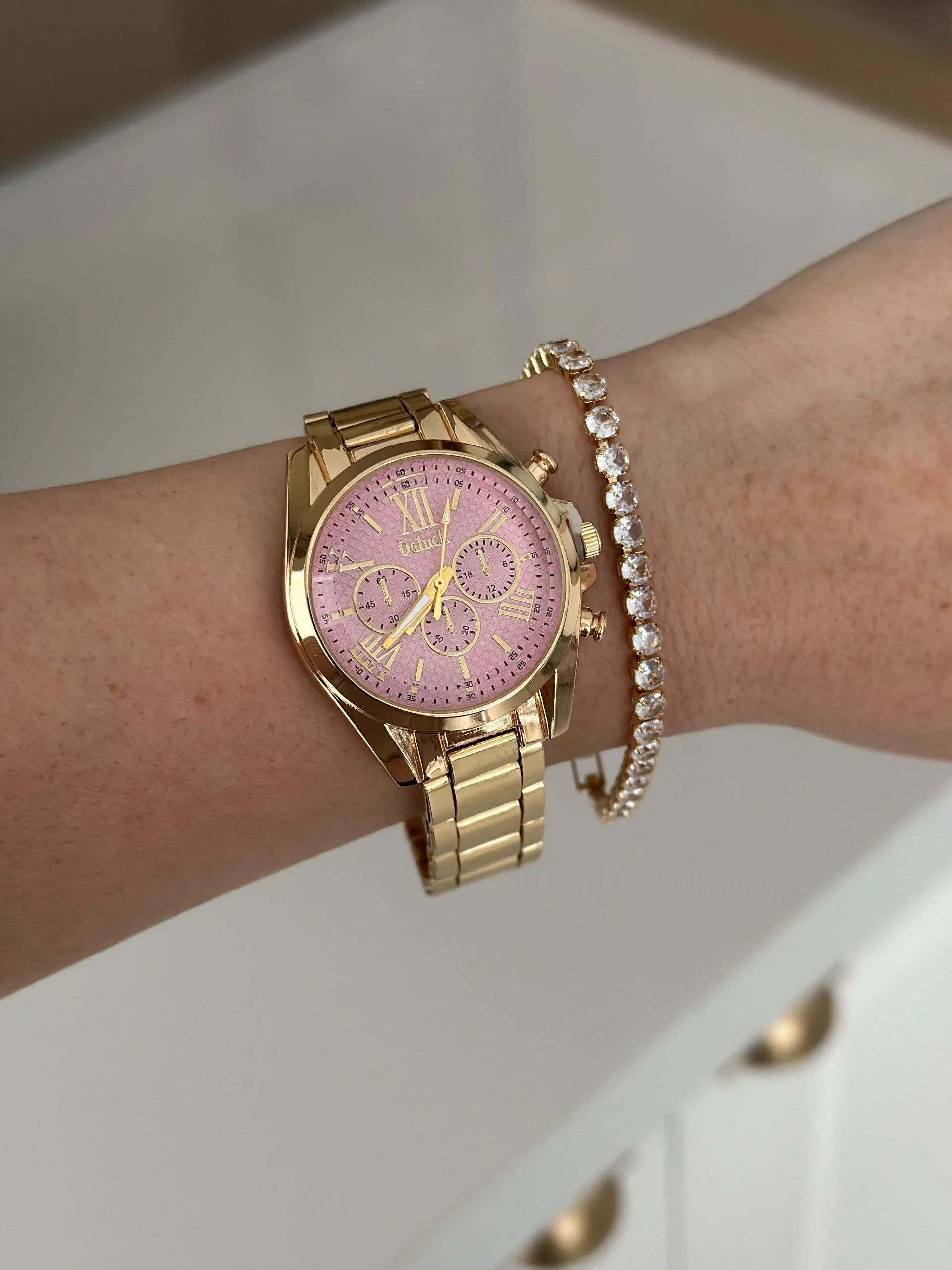 Relógio Dourado Redondo com Fundo Rosa