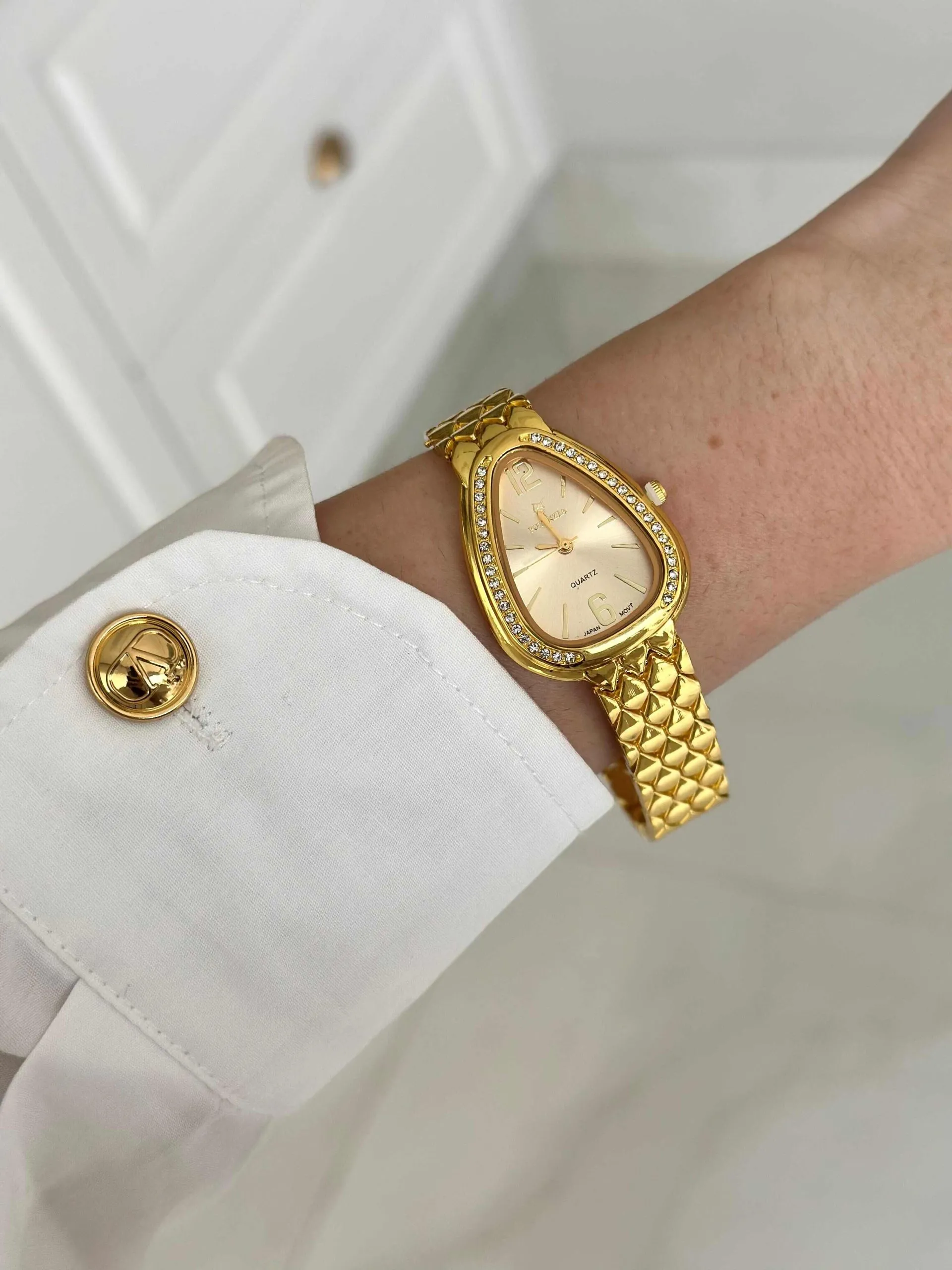 Relógio Gota Cravejado Dourado Fundo Perola