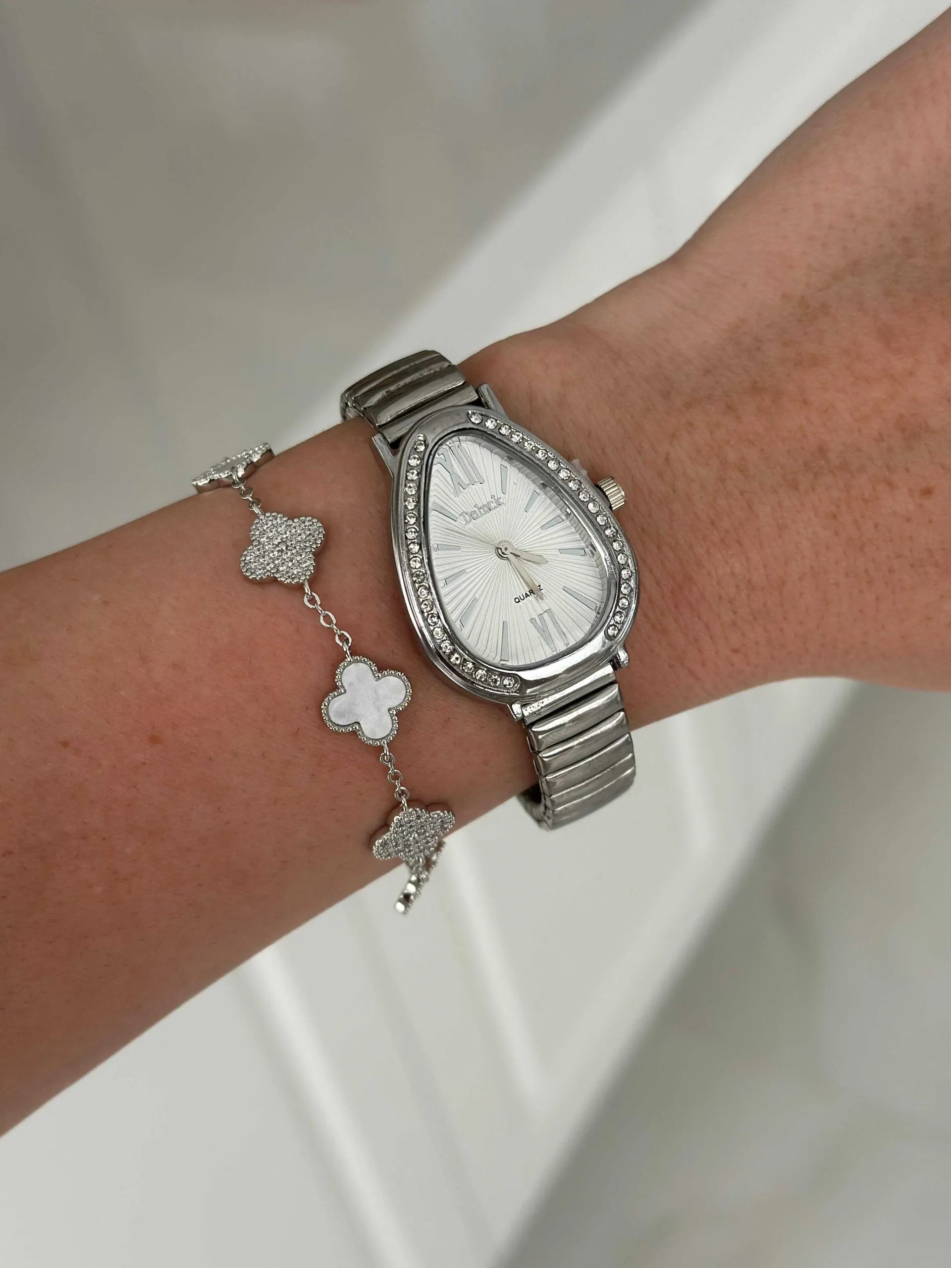 Relógio Gota Cravejado Prata Fundo Branco