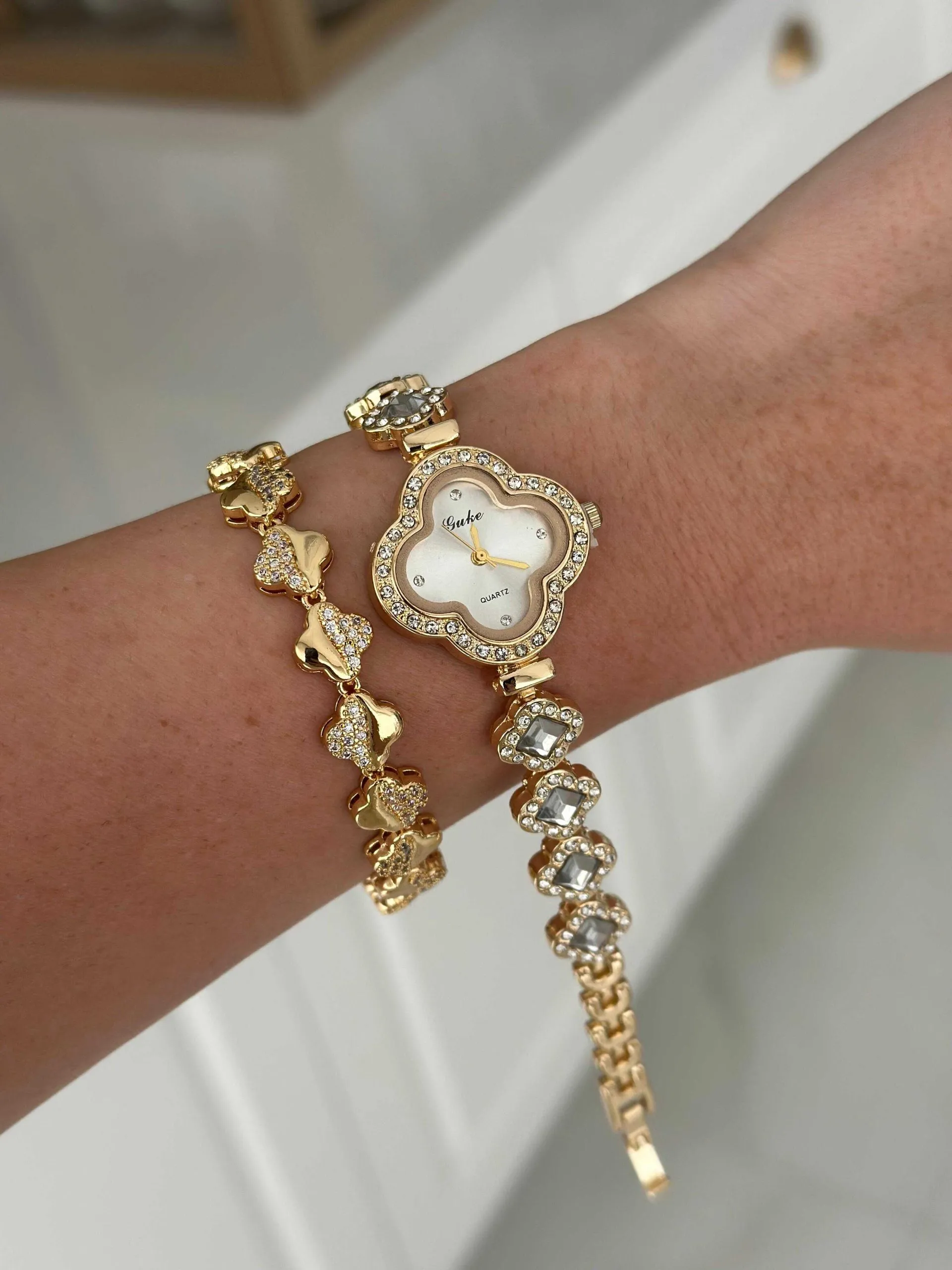 Relógio Inspiração Dourado Fundo Branco Perolado