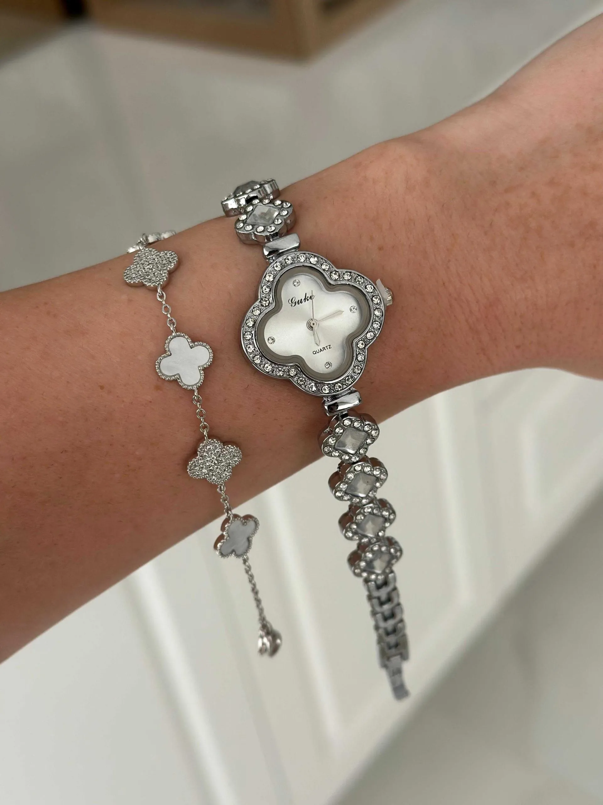 Relógio Inspiração Prata Fundo Branco Perolado