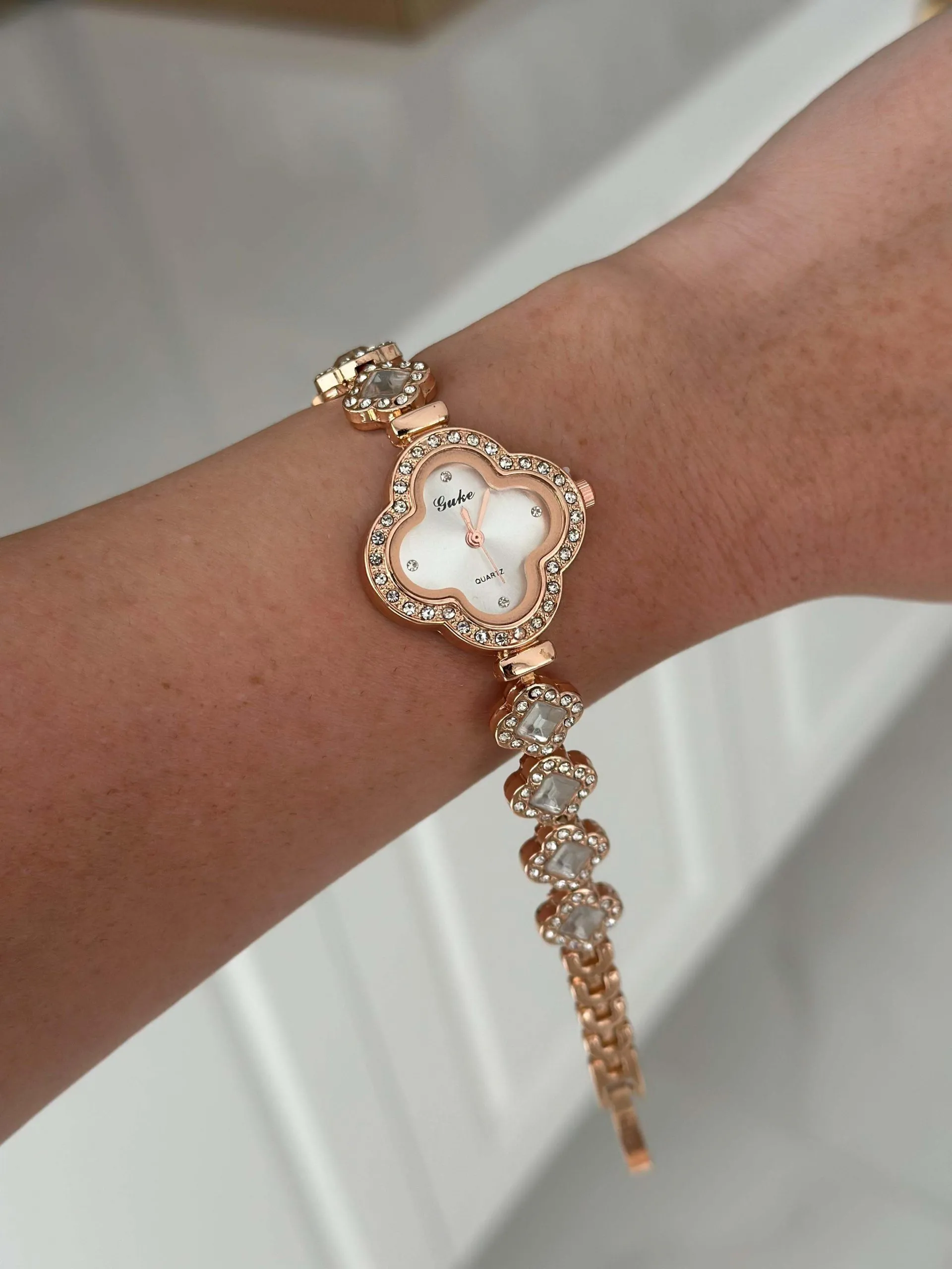 Relógio Inspiração Rose Fundo Branco Perolado