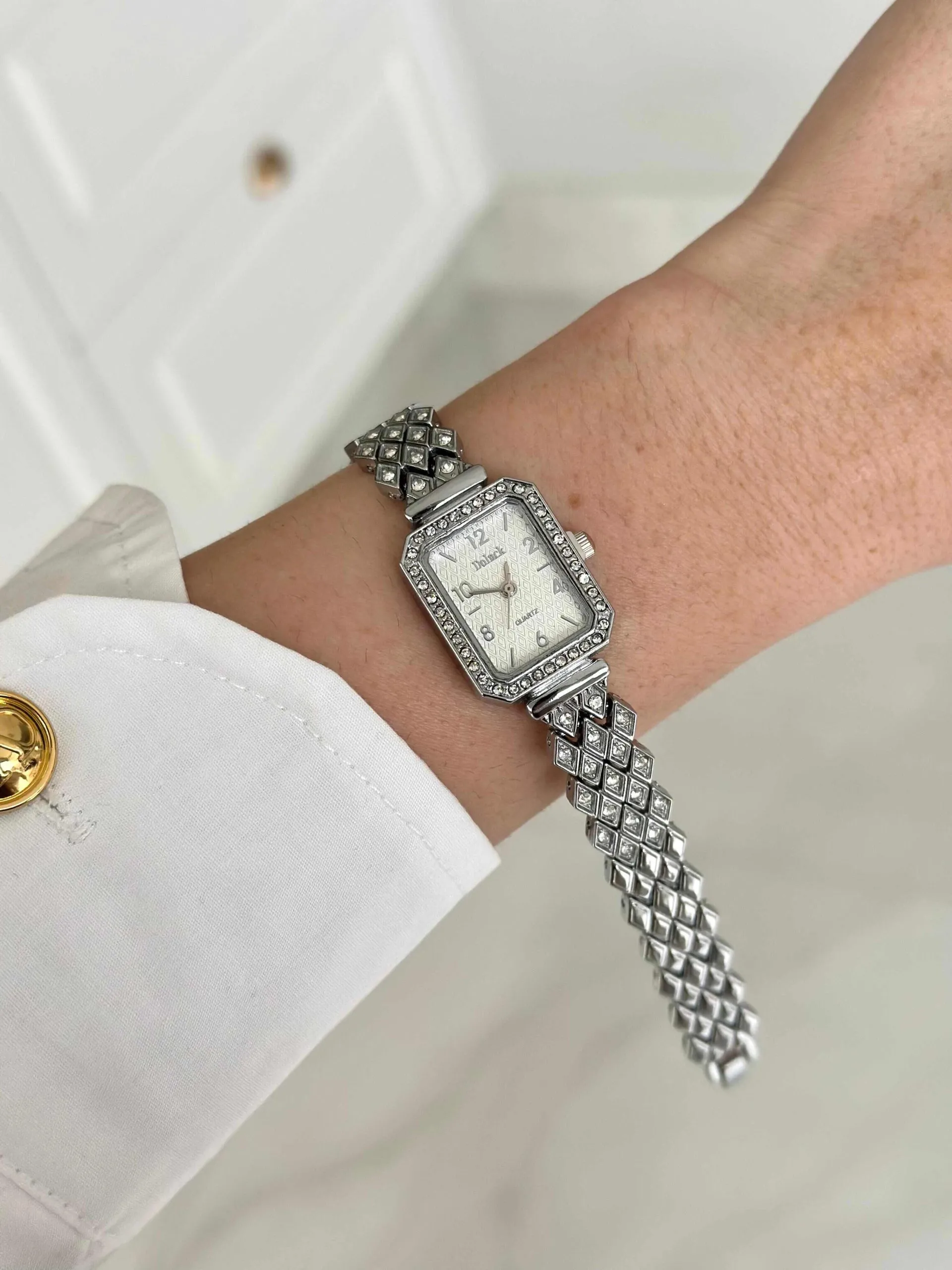 Relógio Prata Quadrado Cravejado Fundo Perola