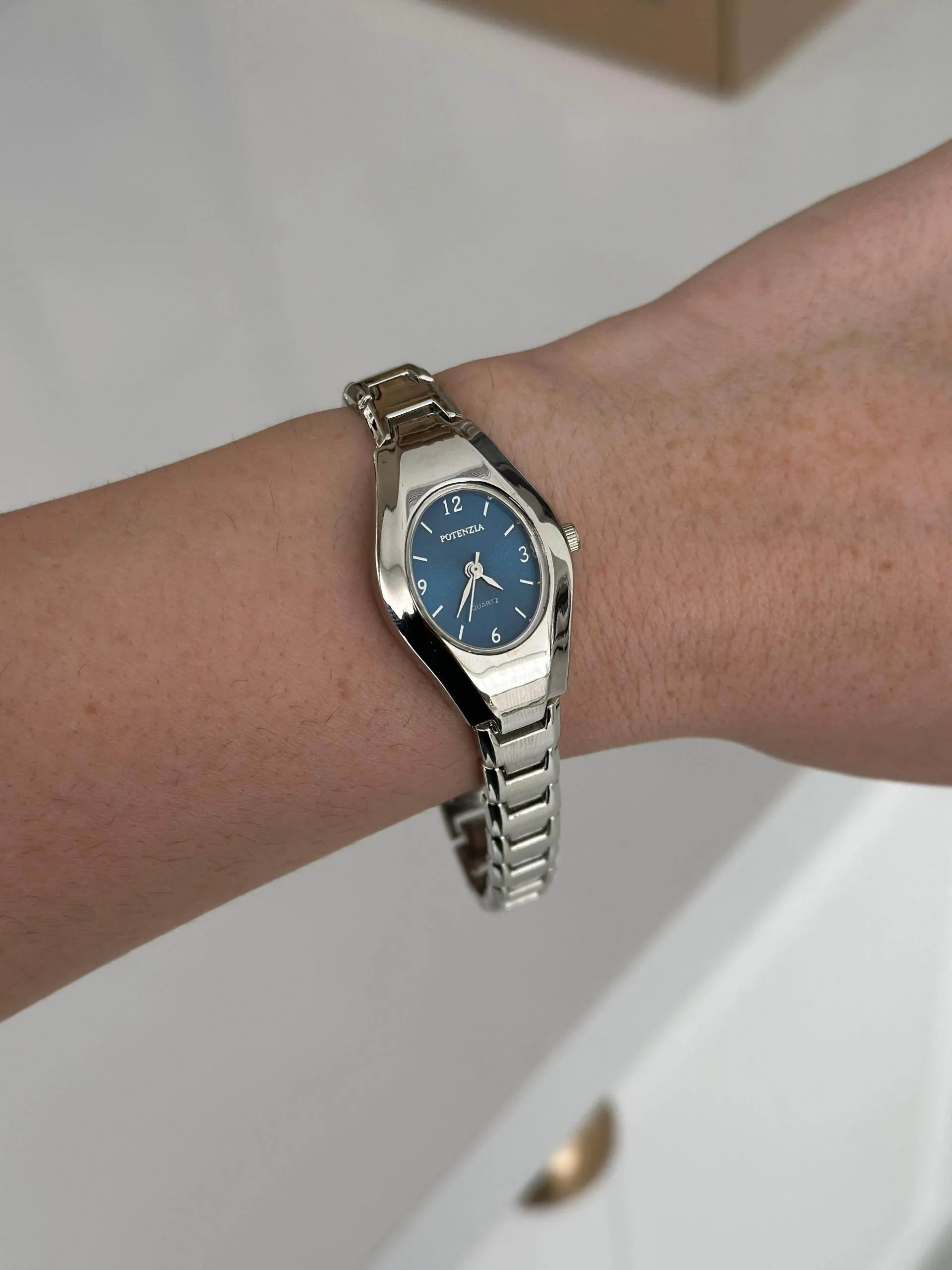 Relógio Prateado com Fundo Azul Menor