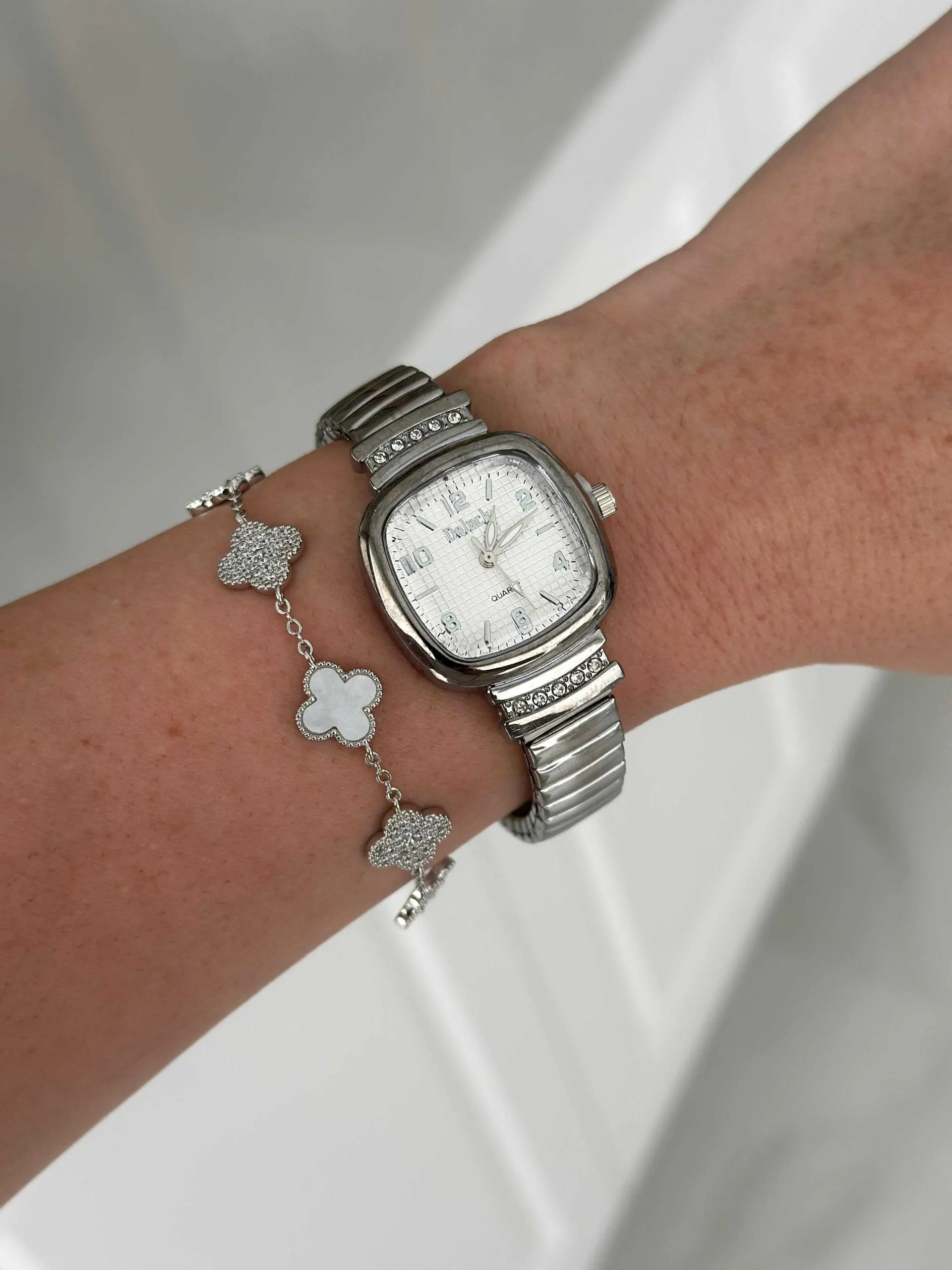 Relógio Prateado com Fundo Branco Cravejado Strass