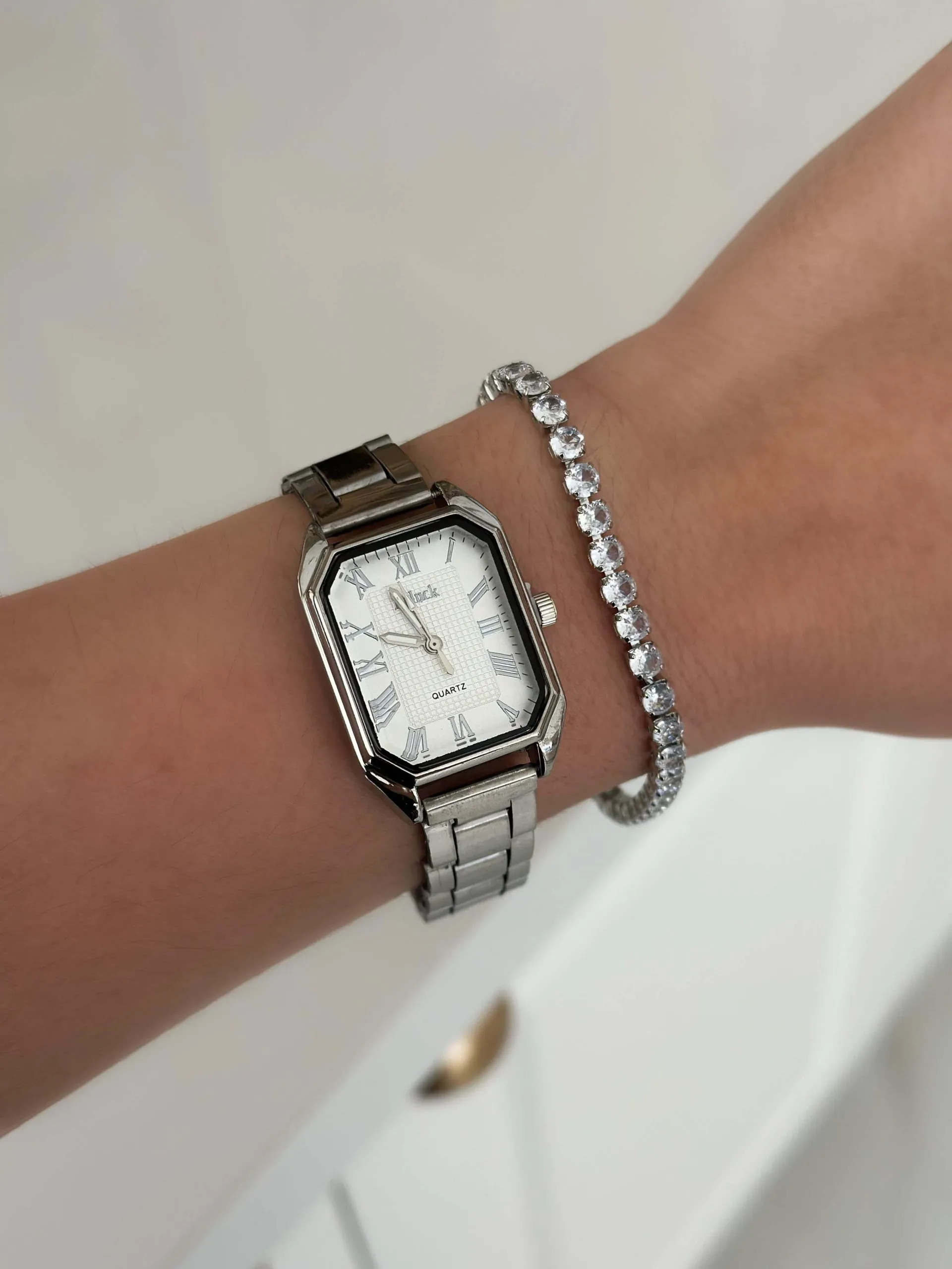 Relógio Prateado com Fundo Branco Retangular