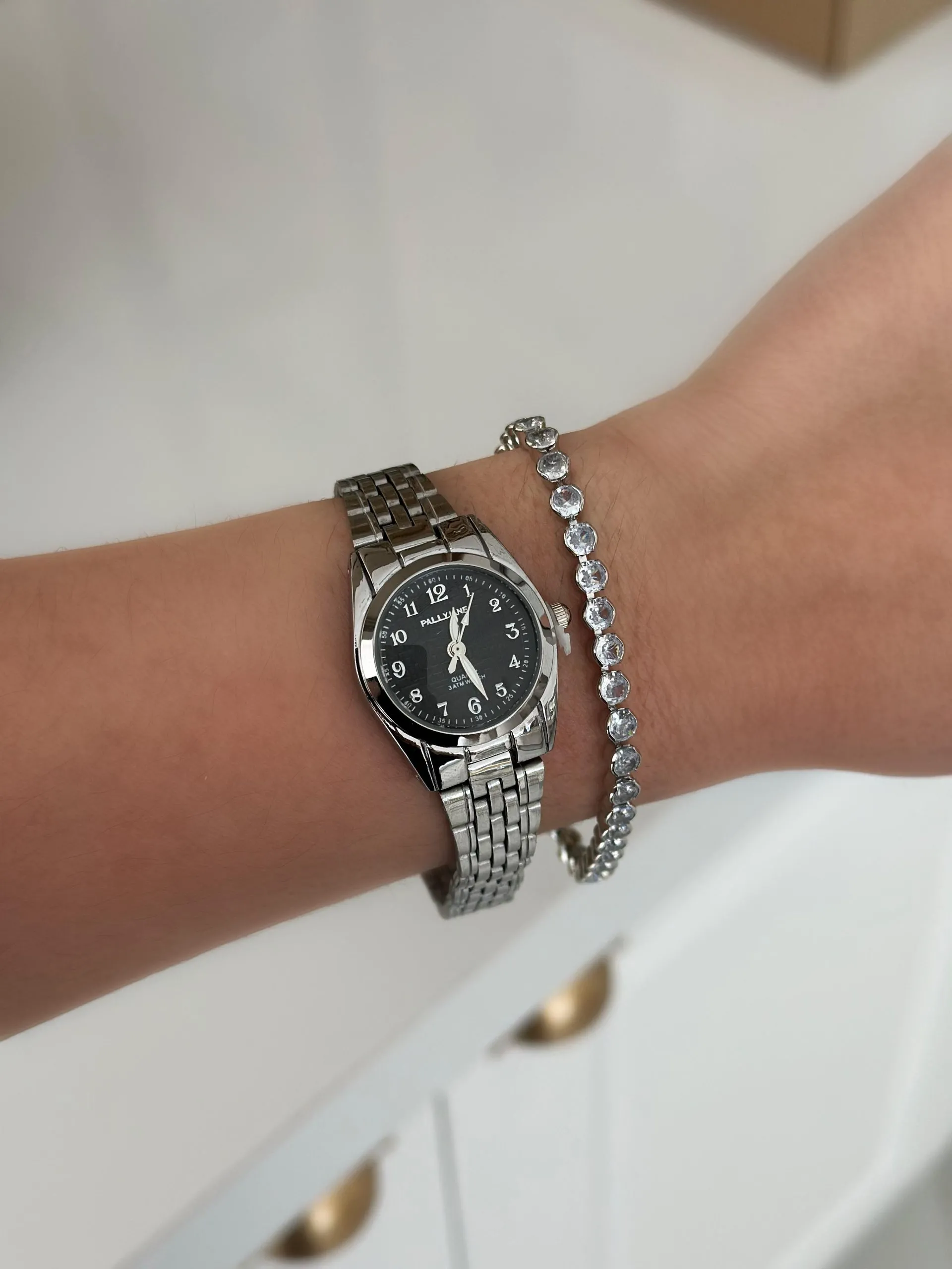 Relógio Prateado com Fundo Detalhado Preto