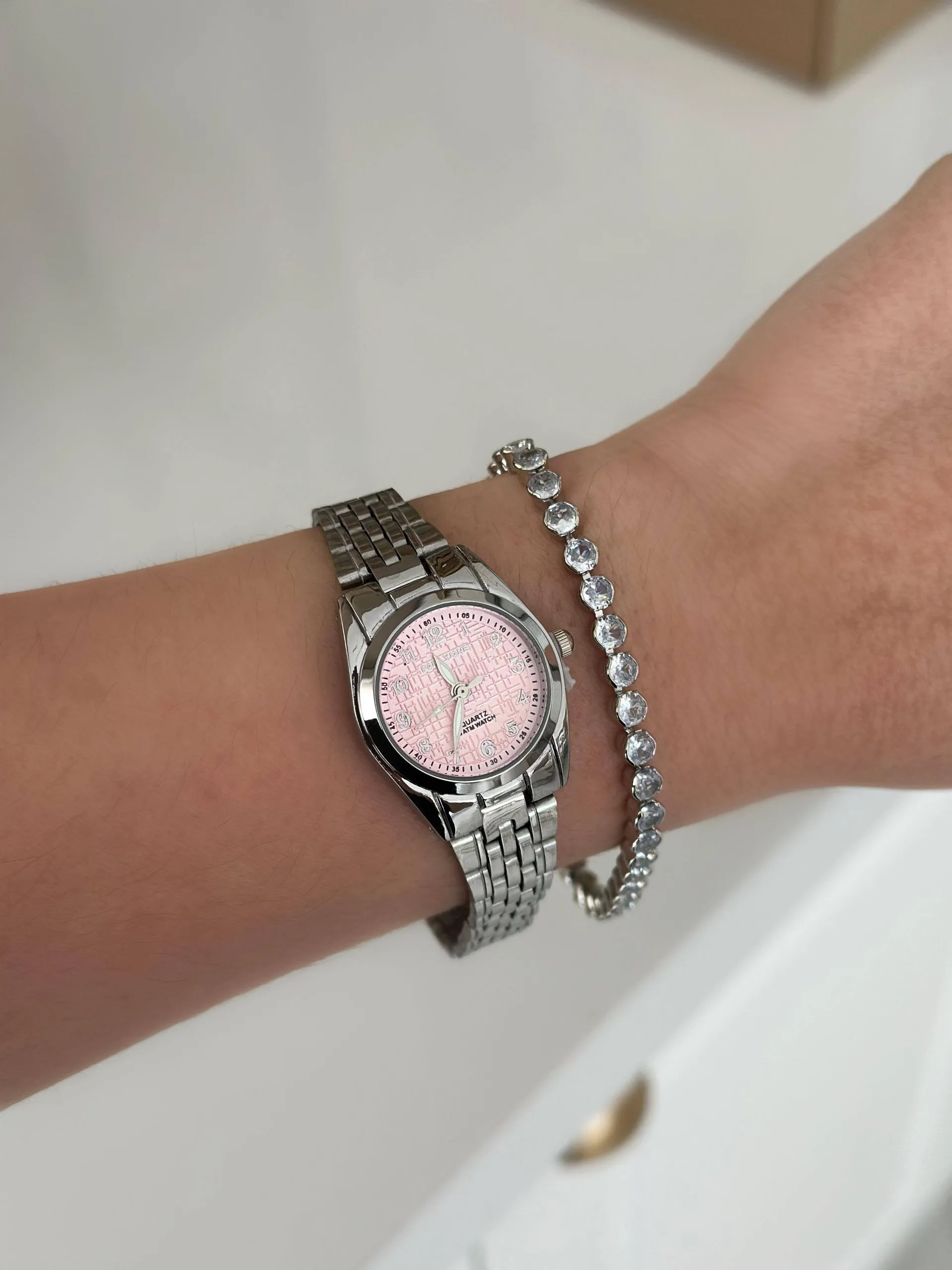 Relógio Prateado com Fundo Detalhado Rosa