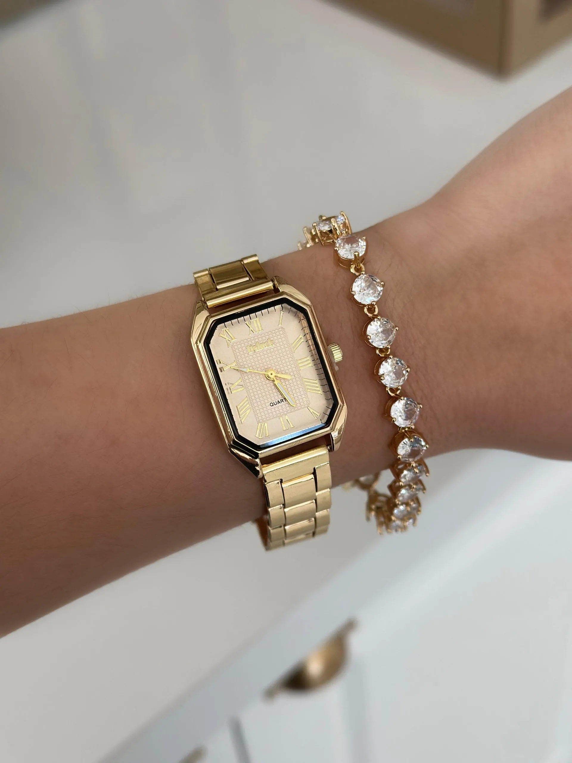 Relógio Prateado com Fundo Gold Retangular