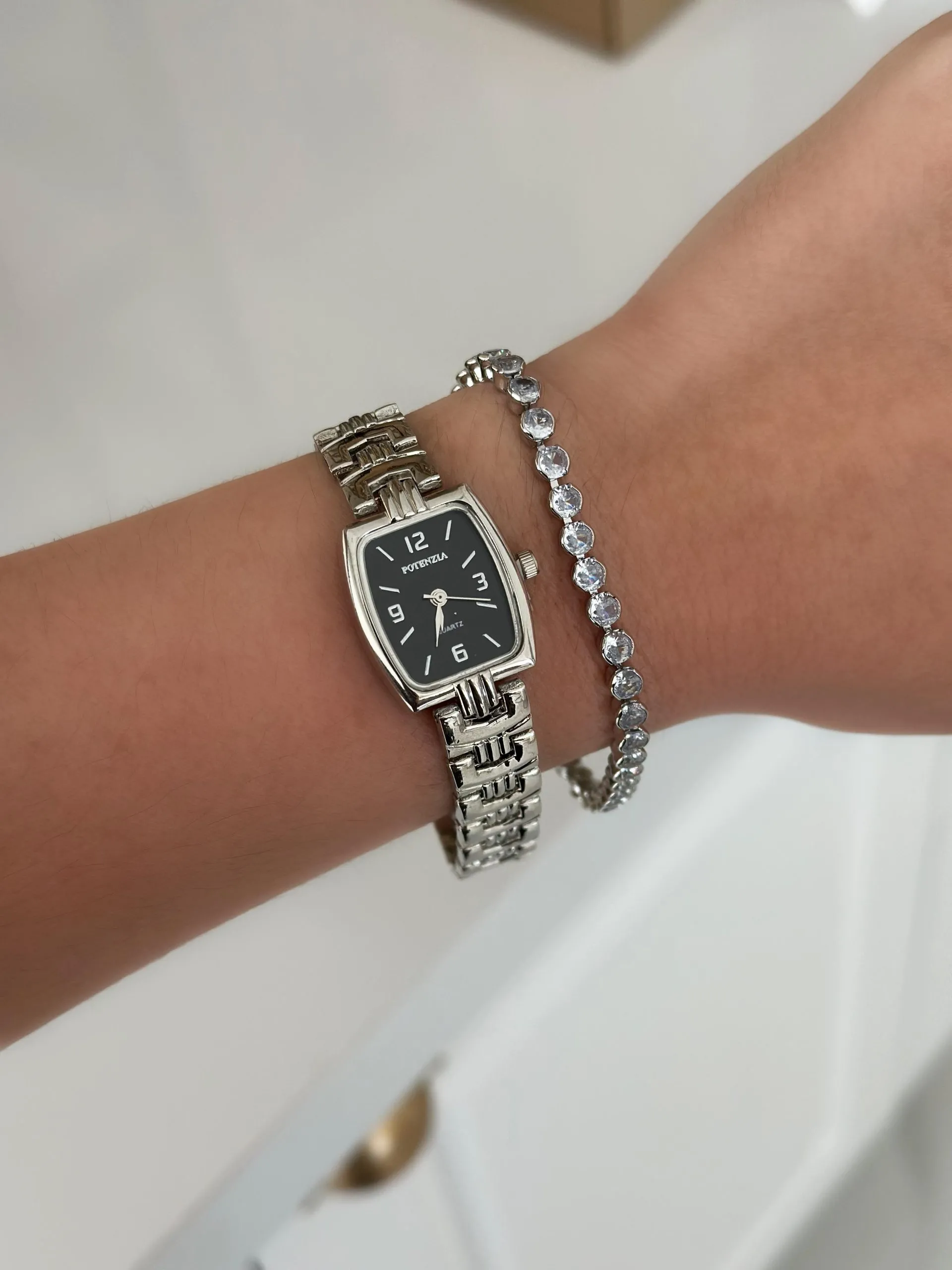 Relógio Prateado com Fundo Preto Quadrado